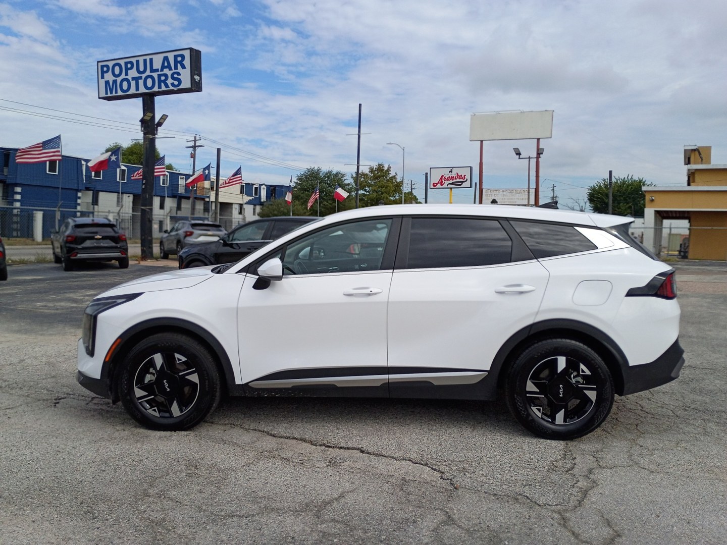 2026 White /Black Kia Sportage LX (5XYK23DF4TG) with an 2.5L V6 DOHC 24V engine, 8A transmission, located at 1842 Wirt Road, Houston, TX, 77055, (713) 973-3903, 29.805330, -95.484787- Photo#1