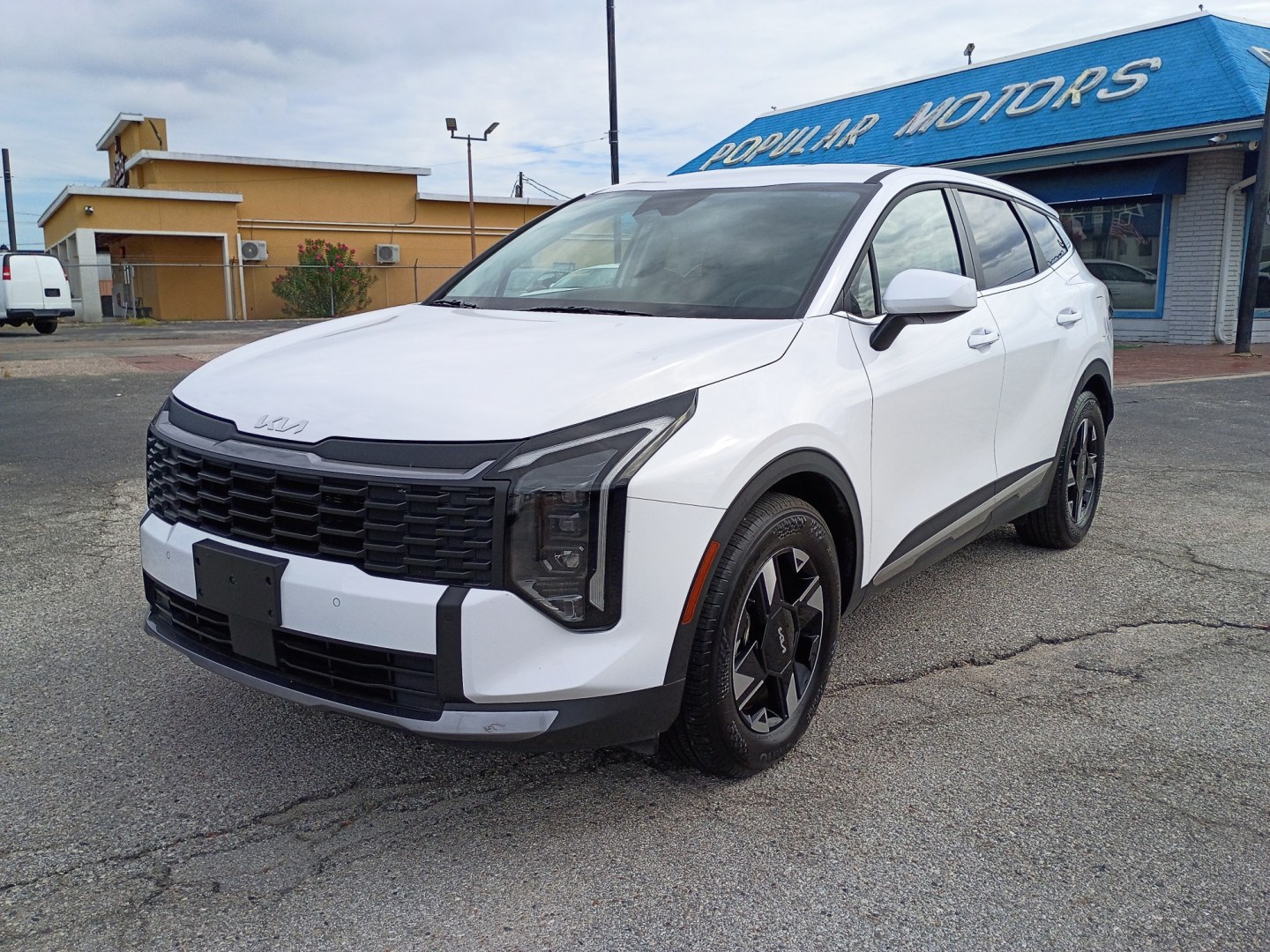 2026 White /Black Kia Sportage LX (5XYK23DF4TG) with an 2.5L V6 DOHC 24V engine, 8A transmission, located at 1842 Wirt Road, Houston, TX, 77055, (713) 973-3903, 29.805330, -95.484787- Photo#0