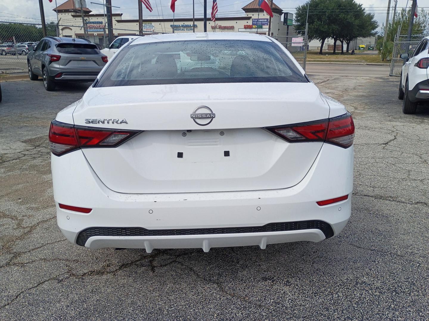 2025 White /Black Nissan Sentra SV (3N1AB8CV1SY) with an 1.8L L4 SFI DOHC 16V engine, CVT transmission, located at 1842 Wirt Road, Houston, TX, 77055, (713) 973-3903, 29.805330, -95.484787- Photo#3