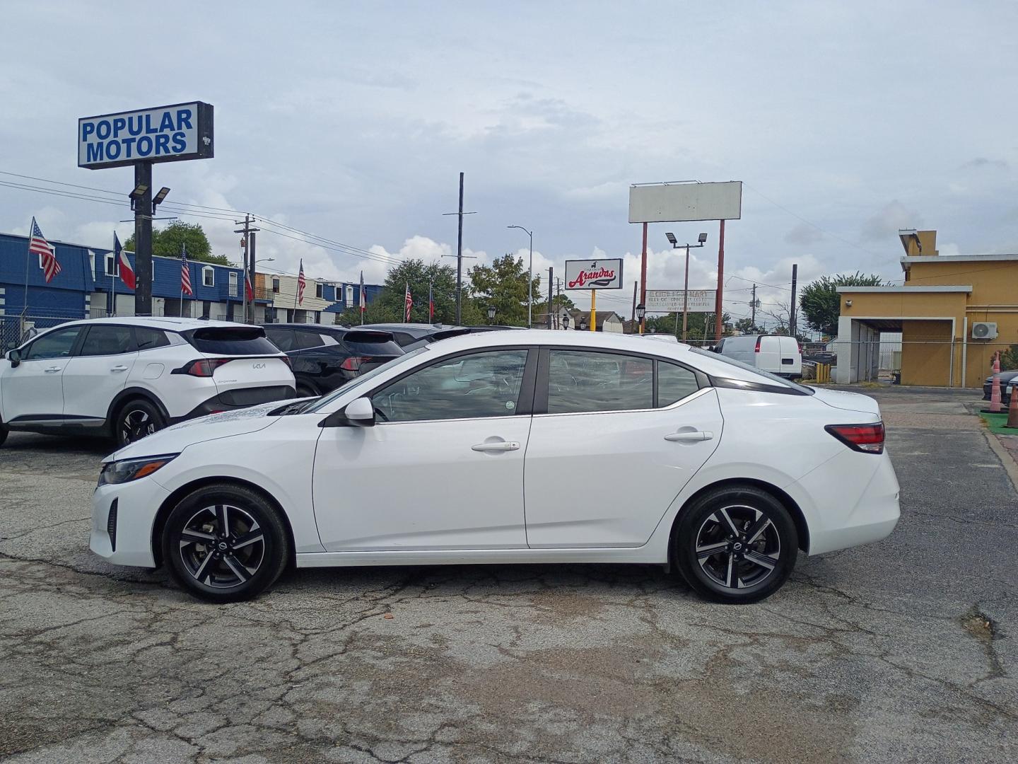 2025 White /Black Nissan Sentra SV (3N1AB8CV1SY) with an 1.8L L4 SFI DOHC 16V engine, CVT transmission, located at 1842 Wirt Road, Houston, TX, 77055, (713) 973-3903, 29.805330, -95.484787- Photo#1