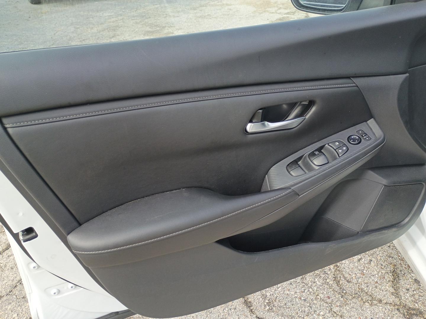 2025 White /Black Nissan Sentra SV (3N1AB8CV1SY) with an 1.8L L4 SFI DOHC 16V engine, CVT transmission, located at 1842 Wirt Road, Houston, TX, 77055, (713) 973-3903, 29.805330, -95.484787- Photo#9