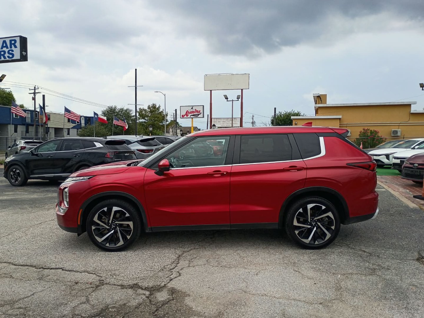 2024 MAROON /Black Mitsubishi Outlander SE 2WD (JA4J3VA85RZ) with an 2.4L L4 DOHC 16V engine, CVT transmission, located at 1842 Wirt Road, Houston, TX, 77055, (713) 973-3903, 29.805330, -95.484787- Photo#1