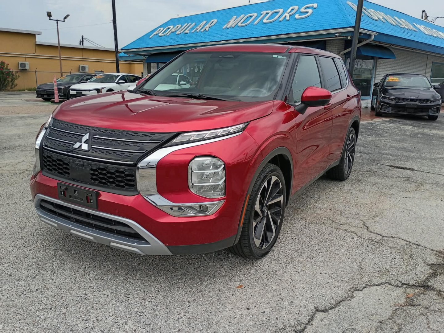 2024 MAROON /Black Mitsubishi Outlander SE 2WD (JA4J3VA85RZ) with an 2.4L L4 DOHC 16V engine, CVT transmission, located at 1842 Wirt Road, Houston, TX, 77055, (713) 973-3903, 29.805330, -95.484787- Photo#0