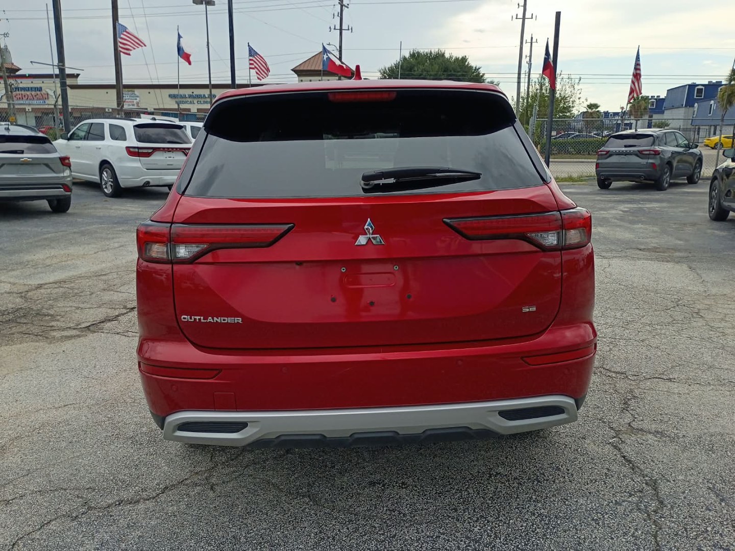 2024 MAROON /Black Mitsubishi Outlander SE 2WD (JA4J3VA85RZ) with an 2.4L L4 DOHC 16V engine, CVT transmission, located at 1842 Wirt Road, Houston, TX, 77055, (713) 973-3903, 29.805330, -95.484787- Photo#3