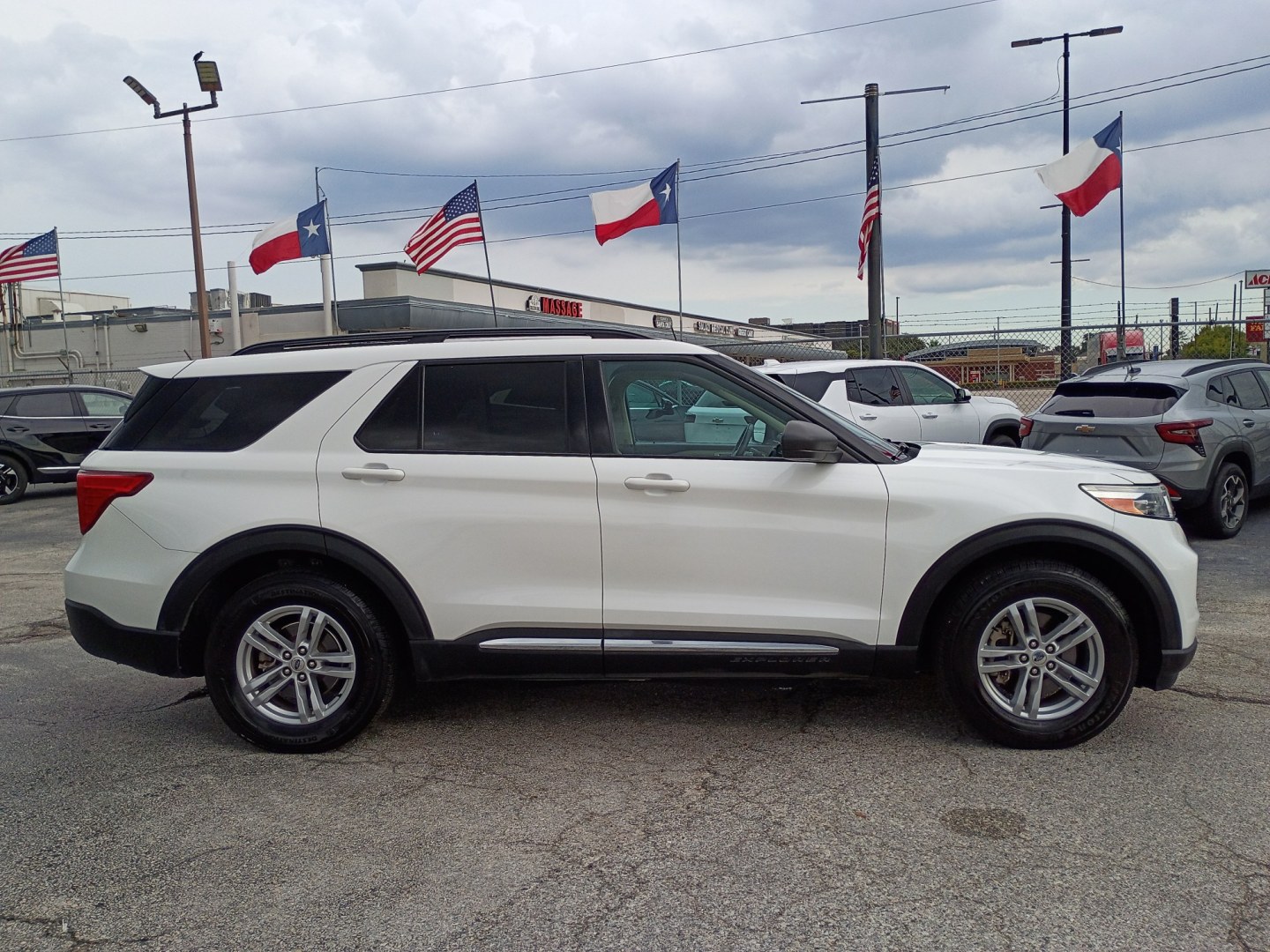 2022 White /BEIGE Ford Explorer XLT (1FMSK7DH8NG) with an 2.3L L4 DOHC 16V engine, 10A transmission, located at 1842 Wirt Road, Houston, TX, 77055, (713) 973-3903, 29.805330, -95.484787- Photo#5