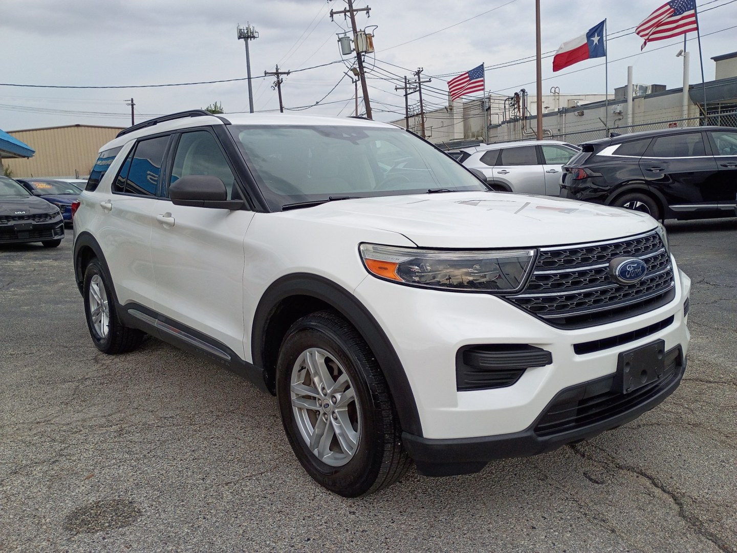 2022 White /BEIGE Ford Explorer XLT (1FMSK7DH8NG) with an 2.3L L4 DOHC 16V engine, 10A transmission, located at 1842 Wirt Road, Houston, TX, 77055, (713) 973-3903, 29.805330, -95.484787- Photo#6
