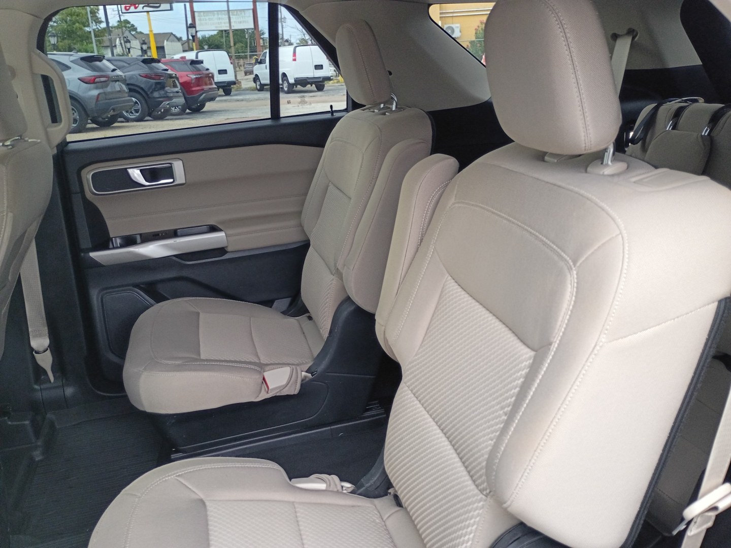 2022 White /BEIGE Ford Explorer XLT (1FMSK7DH8NG) with an 2.3L L4 DOHC 16V engine, 10A transmission, located at 1842 Wirt Road, Houston, TX, 77055, (713) 973-3903, 29.805330, -95.484787- Photo#10