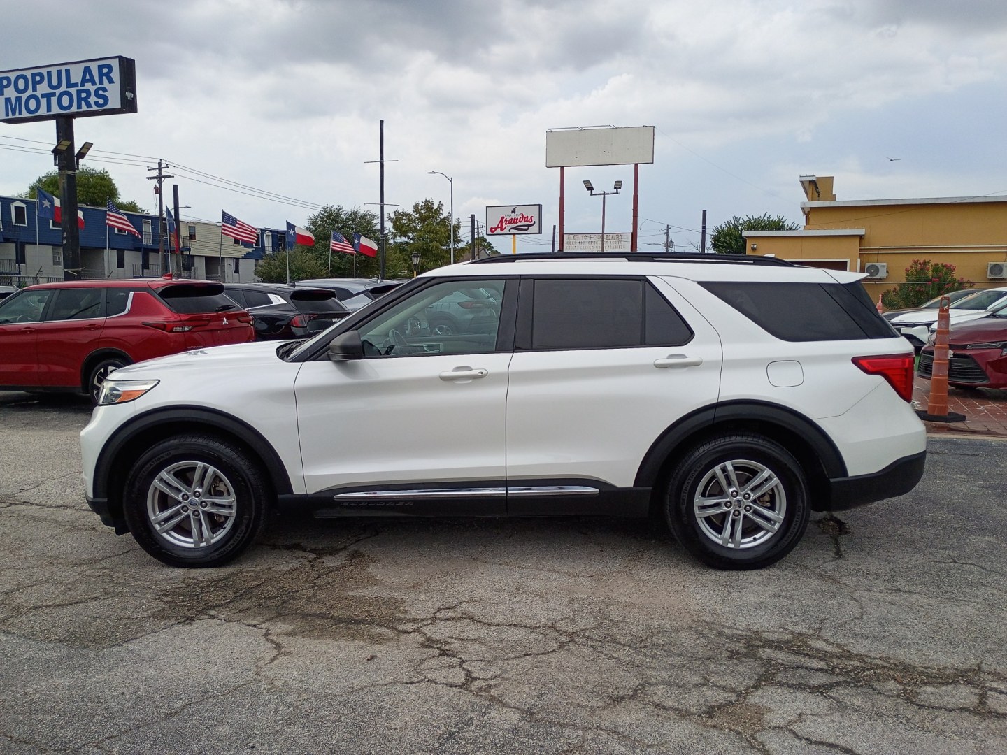 2022 White /BEIGE Ford Explorer XLT (1FMSK7DH8NG) with an 2.3L L4 DOHC 16V engine, 10A transmission, located at 1842 Wirt Road, Houston, TX, 77055, (713) 973-3903, 29.805330, -95.484787- Photo#1