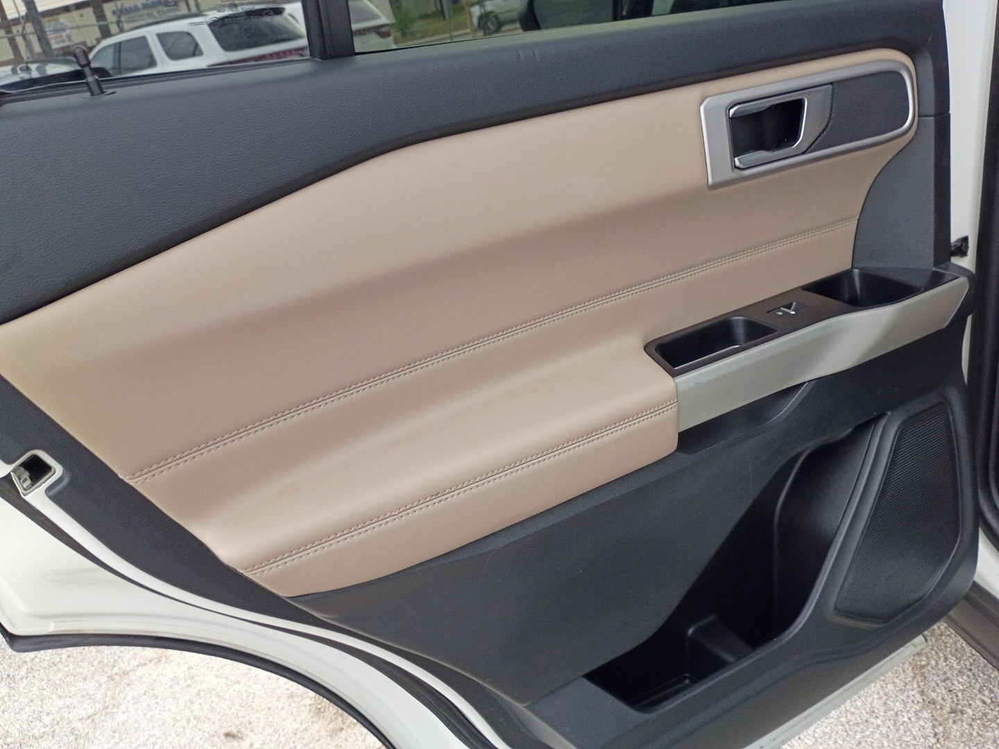 2022 White /BEIGE Ford Explorer XLT (1FMSK7DH8NG) with an 2.3L L4 DOHC 16V engine, 10A transmission, located at 1842 Wirt Road, Houston, TX, 77055, (713) 973-3903, 29.805330, -95.484787- Photo#11