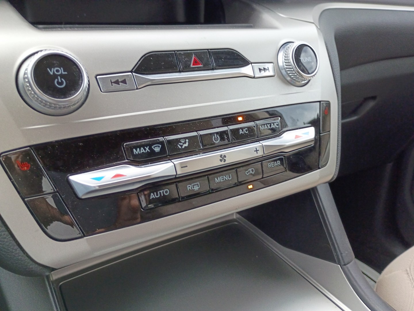 2022 White /BEIGE Ford Explorer XLT (1FMSK7DH8NG) with an 2.3L L4 DOHC 16V engine, 10A transmission, located at 1842 Wirt Road, Houston, TX, 77055, (713) 973-3903, 29.805330, -95.484787- Photo#22