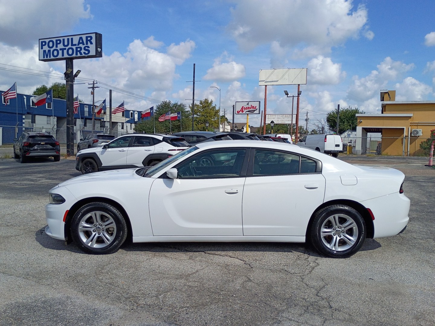 2022 White /Black Dodge Charger SXT (2C3CDXBG0NH) with an 3.6L V6 DOHC 24V engine, 8A transmission, located at 1842 Wirt Road, Houston, TX, 77055, (713) 973-3903, 29.805330, -95.484787- Photo#1