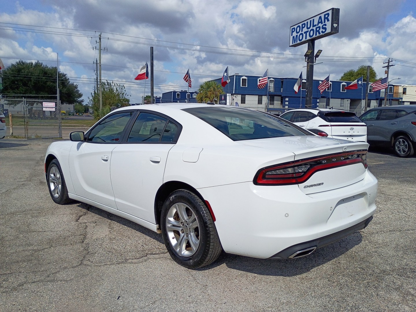 2022 White /Black Dodge Charger SXT (2C3CDXBG0NH) with an 3.6L V6 DOHC 24V engine, 8A transmission, located at 1842 Wirt Road, Houston, TX, 77055, (713) 973-3903, 29.805330, -95.484787- Photo#2