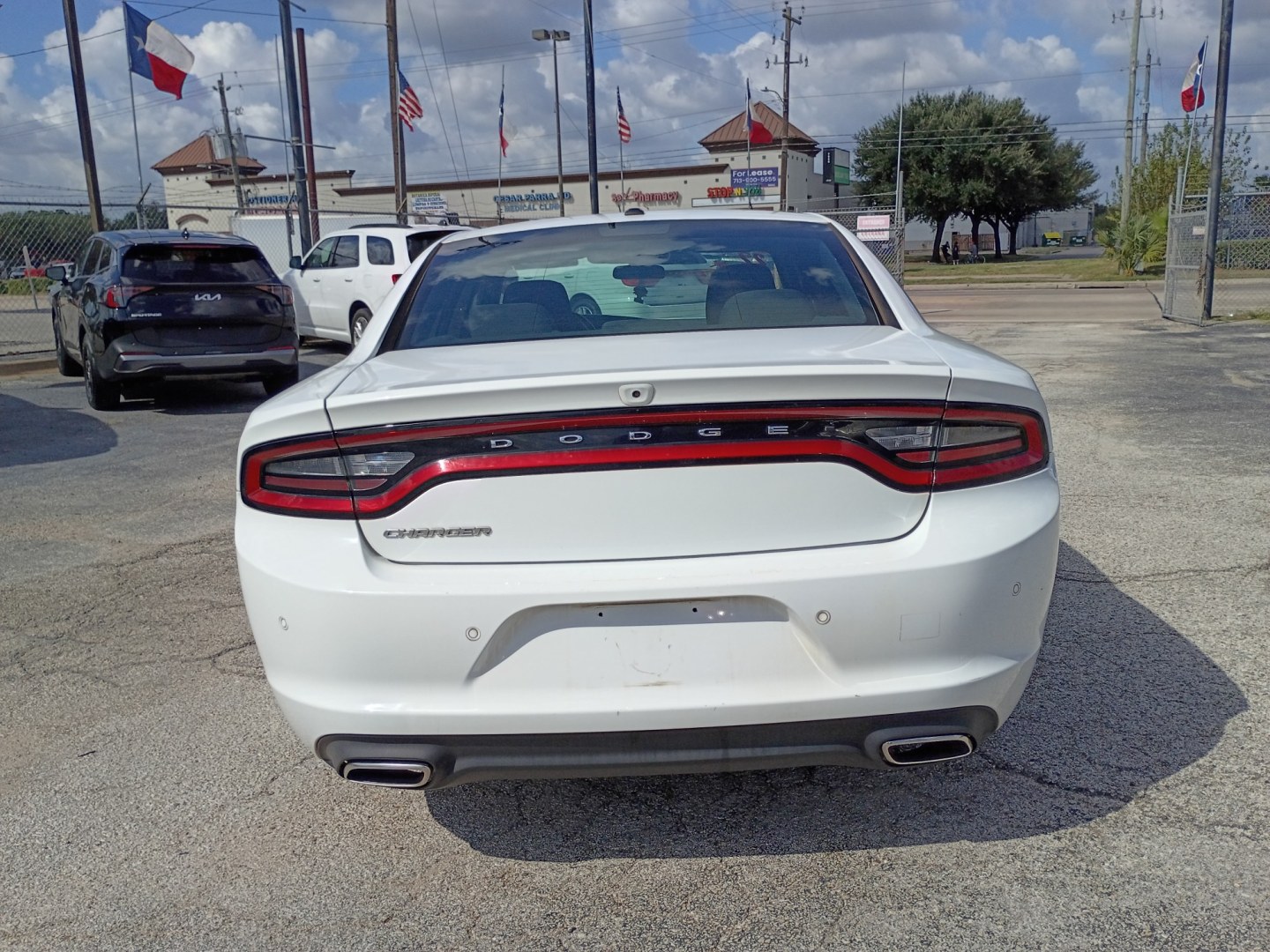 2022 White /Black Dodge Charger SXT (2C3CDXBG0NH) with an 3.6L V6 DOHC 24V engine, 8A transmission, located at 1842 Wirt Road, Houston, TX, 77055, (713) 973-3903, 29.805330, -95.484787- Photo#3