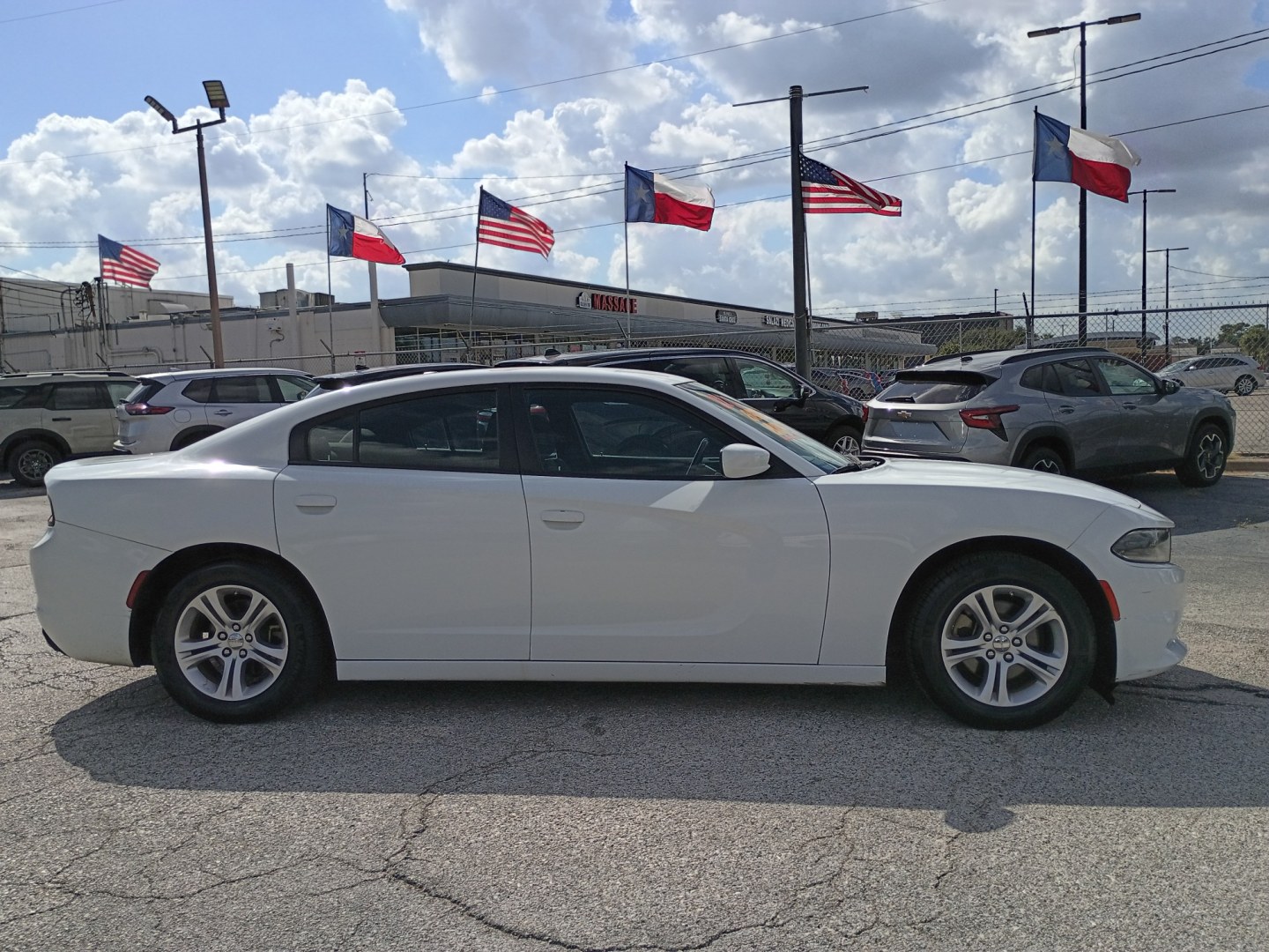 2022 White /Black Dodge Charger SXT (2C3CDXBG0NH) with an 3.6L V6 DOHC 24V engine, 8A transmission, located at 1842 Wirt Road, Houston, TX, 77055, (713) 973-3903, 29.805330, -95.484787- Photo#5