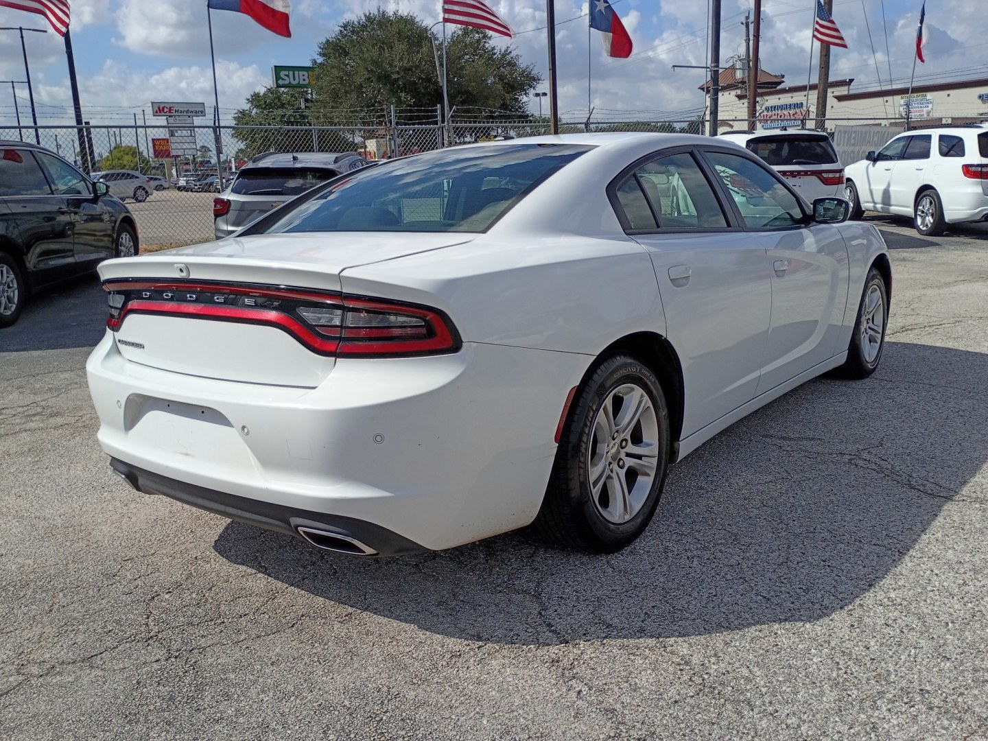 2022 White /Black Dodge Charger SXT (2C3CDXBG0NH) with an 3.6L V6 DOHC 24V engine, 8A transmission, located at 1842 Wirt Road, Houston, TX, 77055, (713) 973-3903, 29.805330, -95.484787- Photo#4