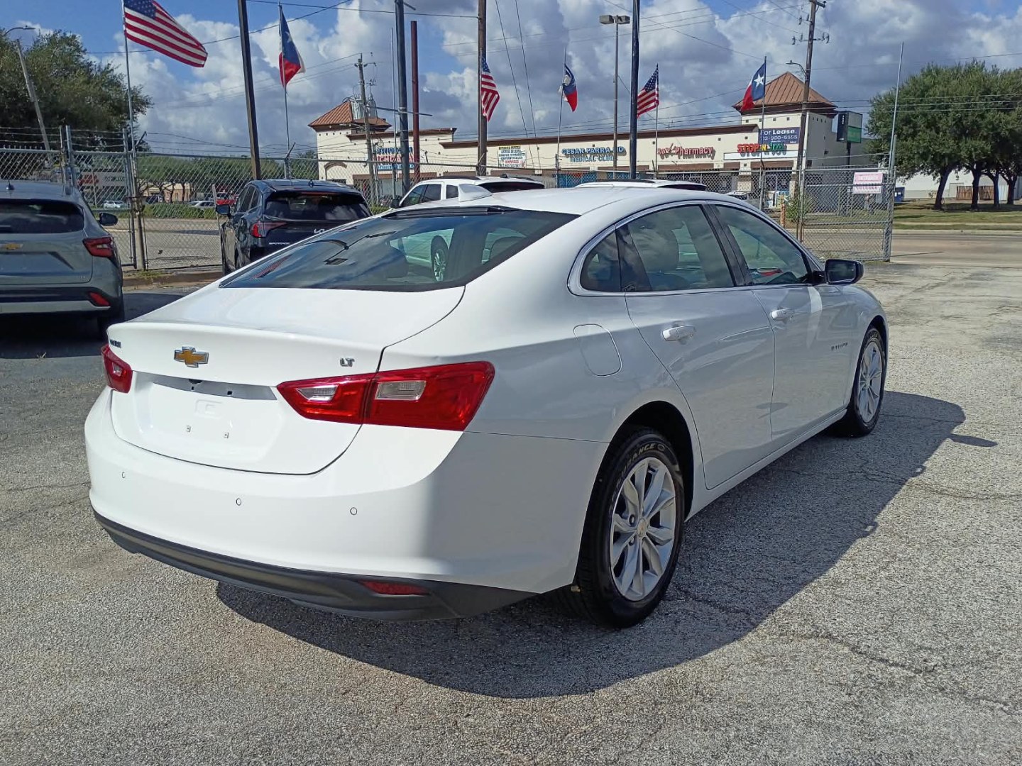 2025 White /Black Chevrolet Malibu 1LT (1G1ZD5ST5SF) with an 1.5L L4 DOHC 16V engine, 6A transmission, located at 1842 Wirt Road, Houston, TX, 77055, (713) 973-3903, 29.805330, -95.484787- Photo#4