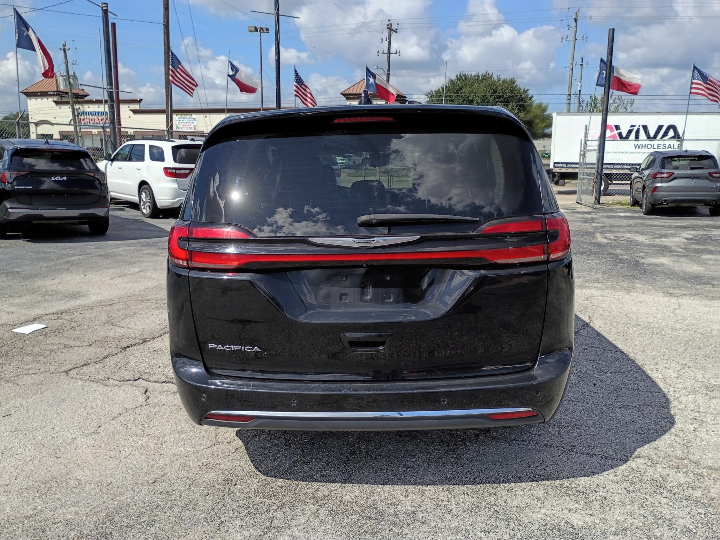 2024 Black /BEIGE Chrysler Pacifica Touring L (2C4RC1BG3RR) with an 3.6L V6 DOHC 24V engine, 9A transmission, located at 1842 Wirt Road, Houston, TX, 77055, (713) 973-3903, 29.805330, -95.484787- Photo#3
