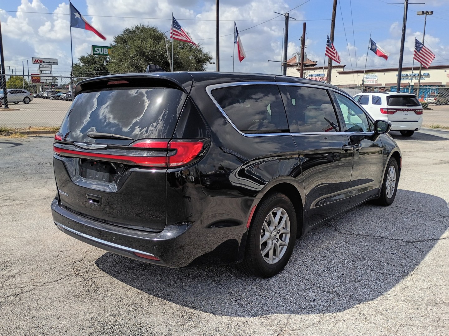 2024 Black /BEIGE Chrysler Pacifica Touring L (2C4RC1BG3RR) with an 3.6L V6 DOHC 24V engine, 9A transmission, located at 1842 Wirt Road, Houston, TX, 77055, (713) 973-3903, 29.805330, -95.484787- Photo#4