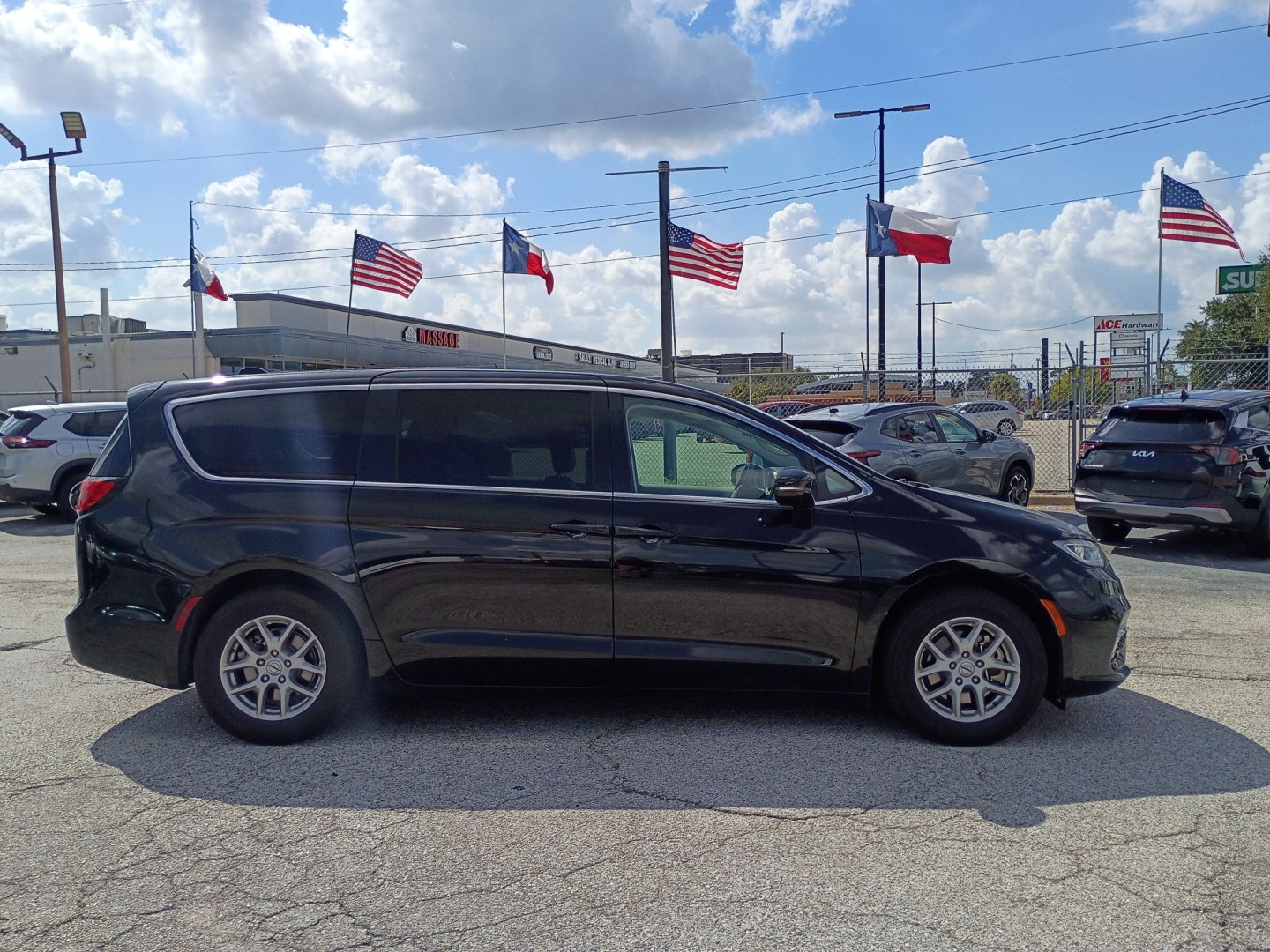 2024 Black /BEIGE Chrysler Pacifica Touring L (2C4RC1BG3RR) with an 3.6L V6 DOHC 24V engine, 9A transmission, located at 1842 Wirt Road, Houston, TX, 77055, (713) 973-3903, 29.805330, -95.484787- Photo#5