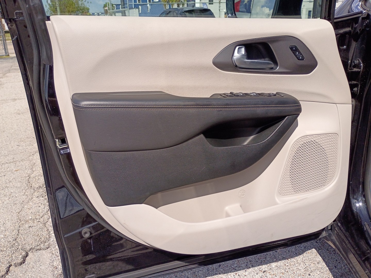 2024 Black /BEIGE Chrysler Pacifica Touring L (2C4RC1BG3RR) with an 3.6L V6 DOHC 24V engine, 9A transmission, located at 1842 Wirt Road, Houston, TX, 77055, (713) 973-3903, 29.805330, -95.484787- Photo#9