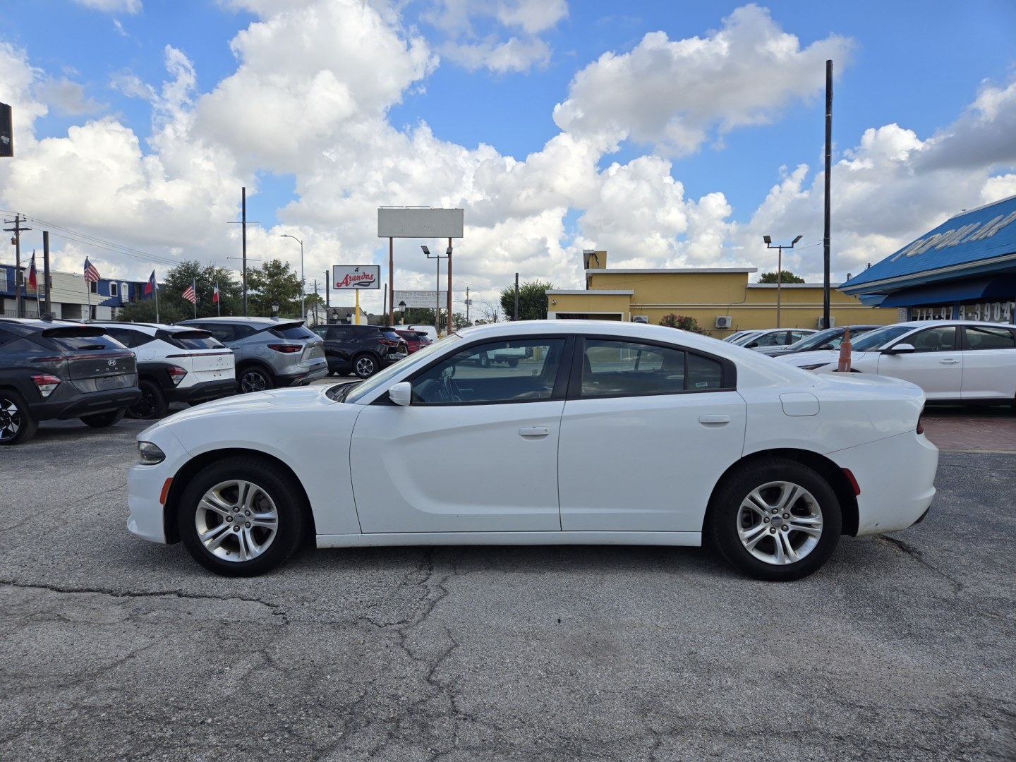 2022 White /Black Dodge Charger SXT (2C3CDXBG4NH) with an 3.6L V6 DOHC 24V engine, 8A transmission, located at 1842 Wirt Road, Houston, TX, 77055, (713) 973-3903, 29.805330, -95.484787- Photo#1