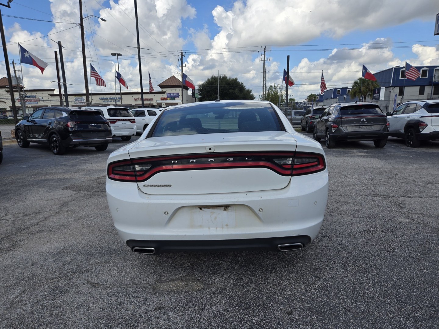2022 White /Black Dodge Charger SXT (2C3CDXBG4NH) with an 3.6L V6 DOHC 24V engine, 8A transmission, located at 1842 Wirt Road, Houston, TX, 77055, (713) 973-3903, 29.805330, -95.484787- Photo#3