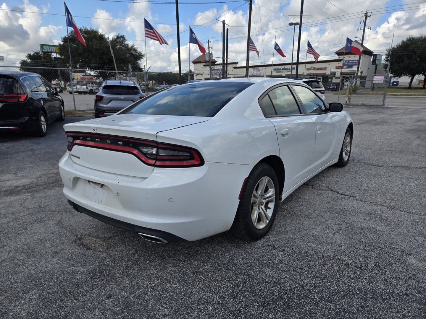 2022 White /Black Dodge Charger SXT (2C3CDXBG4NH) with an 3.6L V6 DOHC 24V engine, 8A transmission, located at 1842 Wirt Road, Houston, TX, 77055, (713) 973-3903, 29.805330, -95.484787- Photo#4