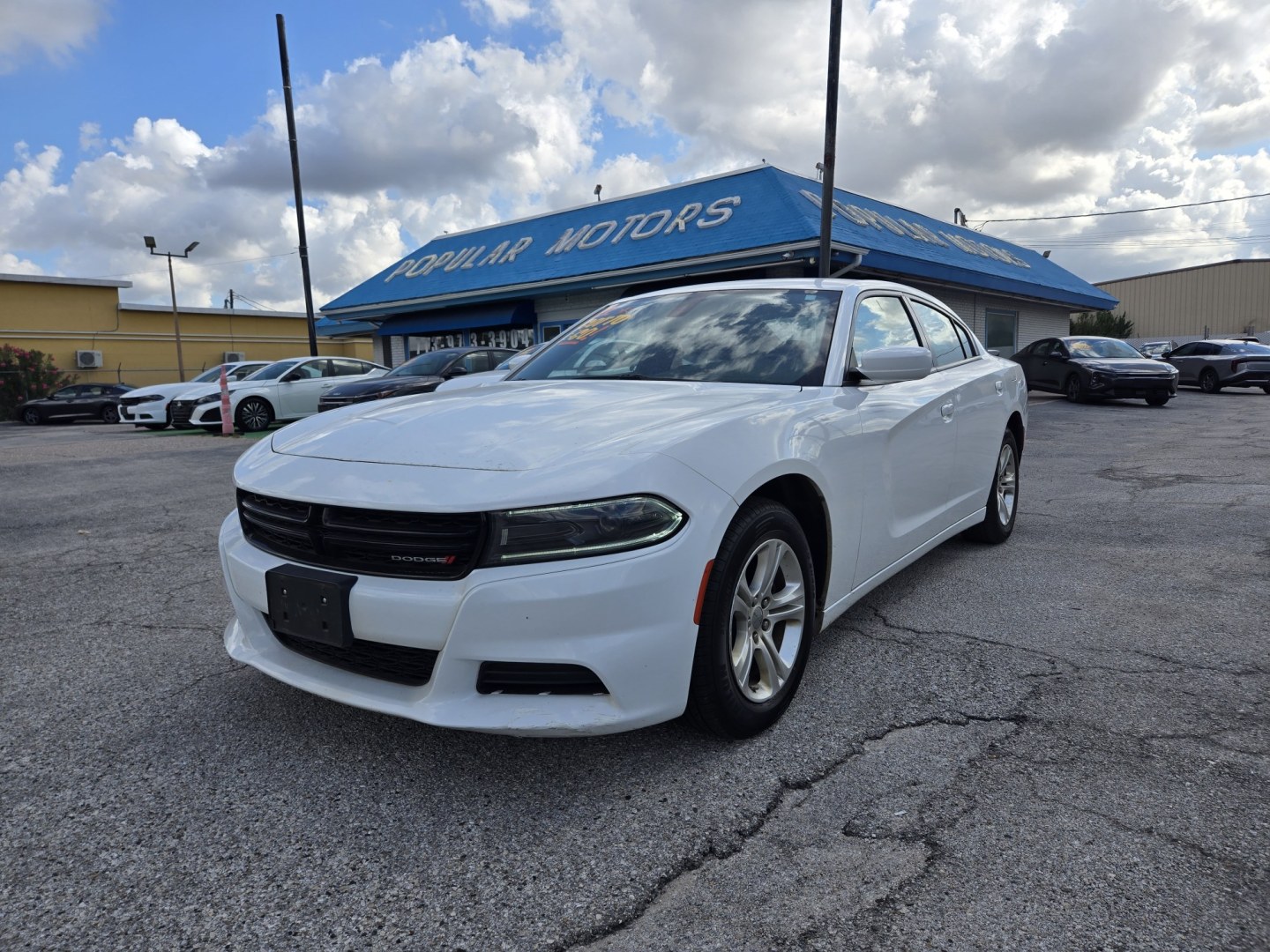 2022 White /Black Dodge Charger SXT (2C3CDXBG4NH) with an 3.6L V6 DOHC 24V engine, 8A transmission, located at 1842 Wirt Road, Houston, TX, 77055, (713) 973-3903, 29.805330, -95.484787- Photo#0