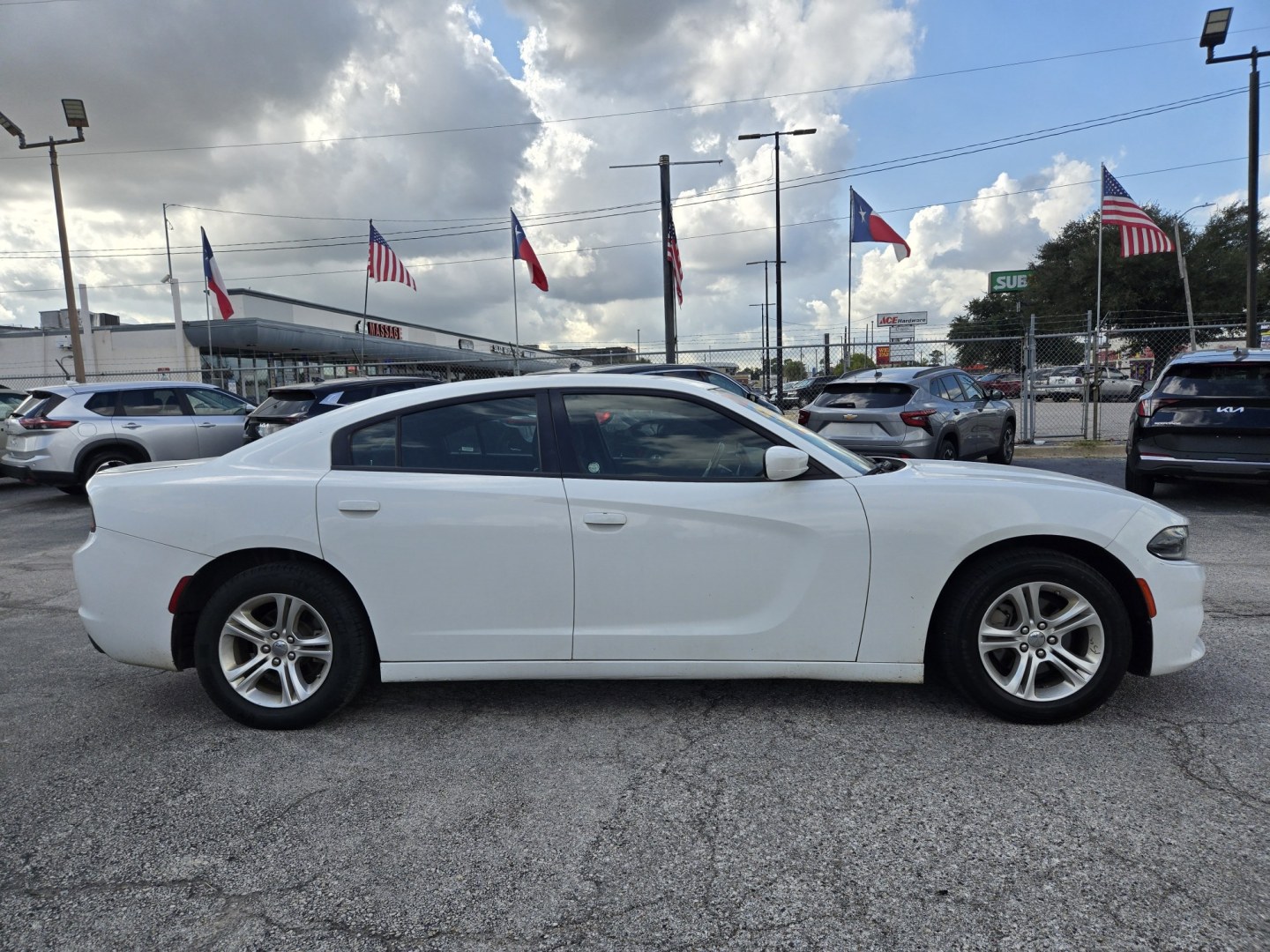 2022 White /Black Dodge Charger SXT (2C3CDXBG4NH) with an 3.6L V6 DOHC 24V engine, 8A transmission, located at 1842 Wirt Road, Houston, TX, 77055, (713) 973-3903, 29.805330, -95.484787- Photo#5
