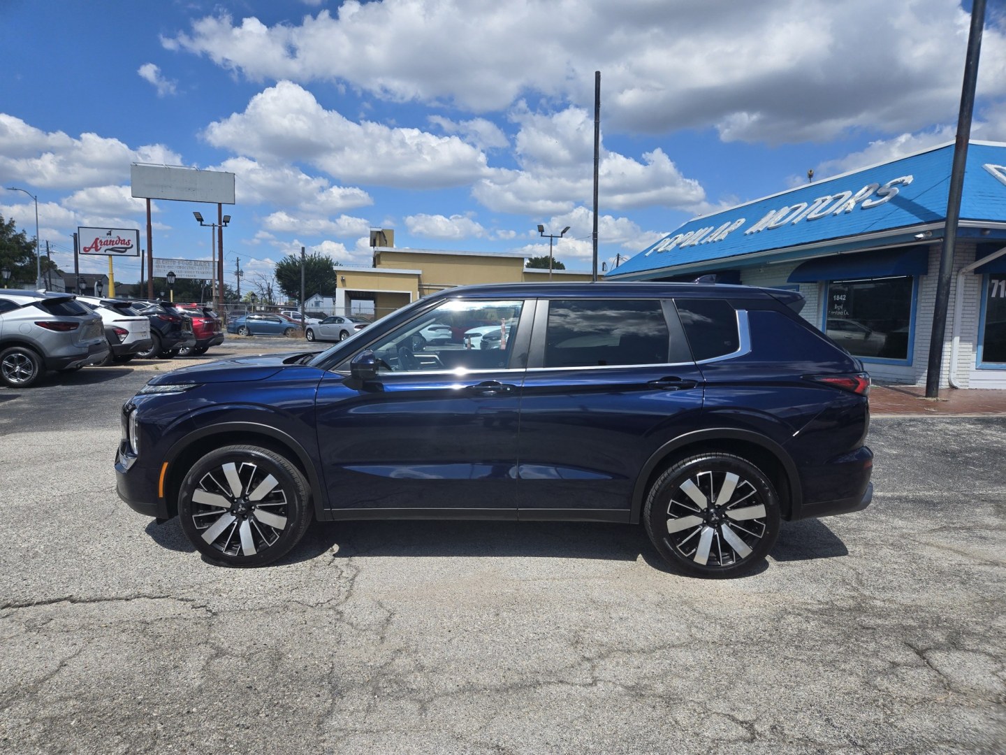 2025 Blue Metallic /Gray Mitsubishi Outlander SE 2WD (JA4J3VA80SZ) with an 2.5L L4 DOHC 16V engine, CVT transmission, located at 1842 Wirt Road, Houston, TX, 77055, (713) 973-3903, 29.805330, -95.484787- Photo#1