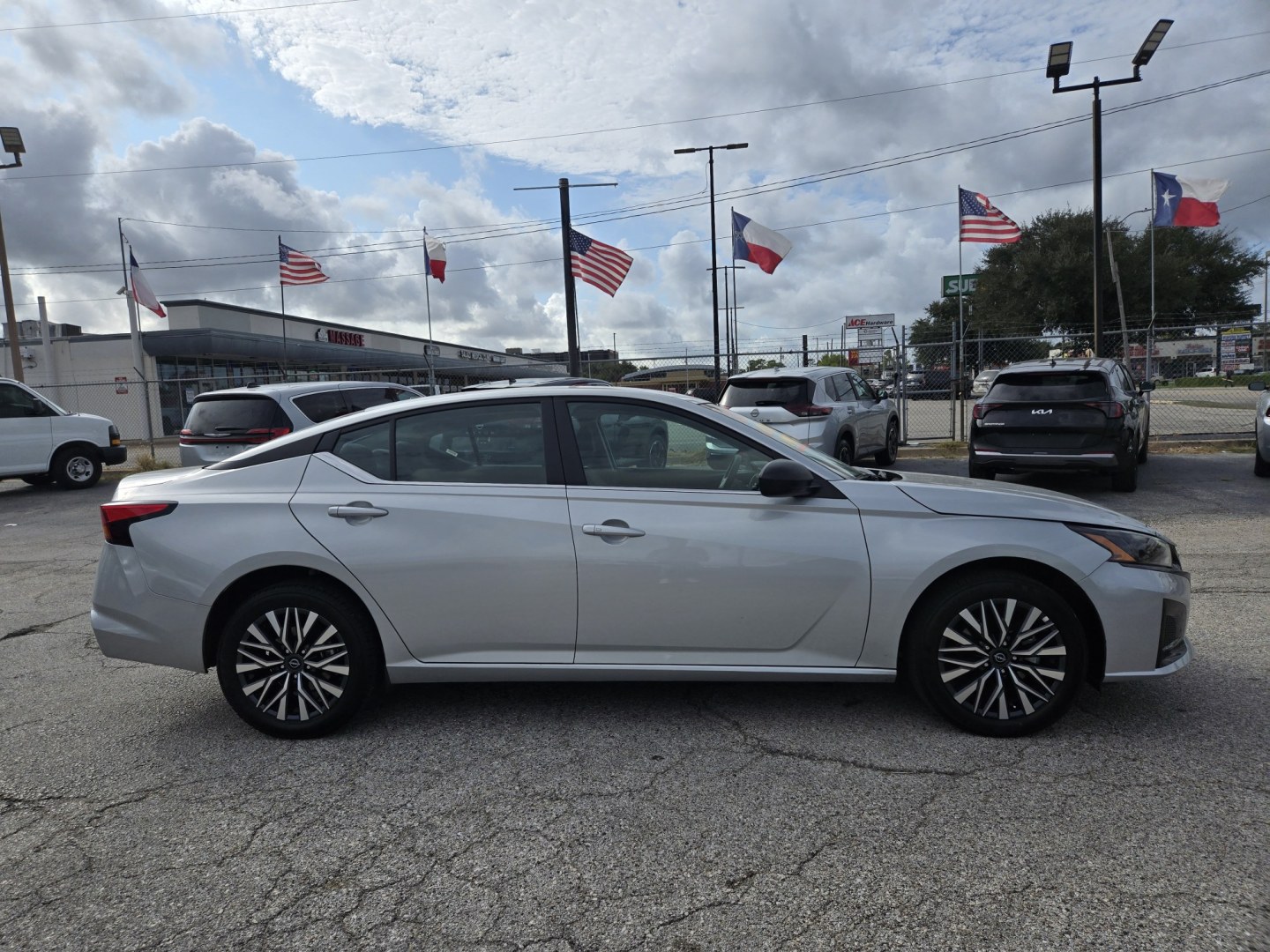 2026 Silver /Gray Nissan Altima SV (1N4BL4DW5TN) with an 2.5L L4 DOHC 16V engine, Continuously Variable Transmission (CVT) transmission, located at 1842 Wirt Road, Houston, TX, 77055, (713) 973-3903, 29.805330, -95.484787- Photo#5