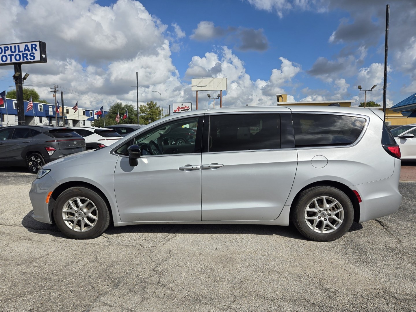 2024 Silver /Black Chrysler Pacifica Touring L (2C4RC1BG0RR) with an 3.6L V6 DOHC 24V engine, 9A transmission, located at 1842 Wirt Road, Houston, TX, 77055, (713) 973-3903, 29.805330, -95.484787- Photo#1