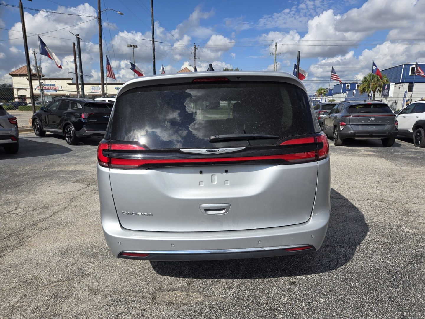 2024 Silver /Black Chrysler Pacifica Touring L (2C4RC1BG0RR) with an 3.6L V6 DOHC 24V engine, 9A transmission, located at 1842 Wirt Road, Houston, TX, 77055, (713) 973-3903, 29.805330, -95.484787- Photo#3