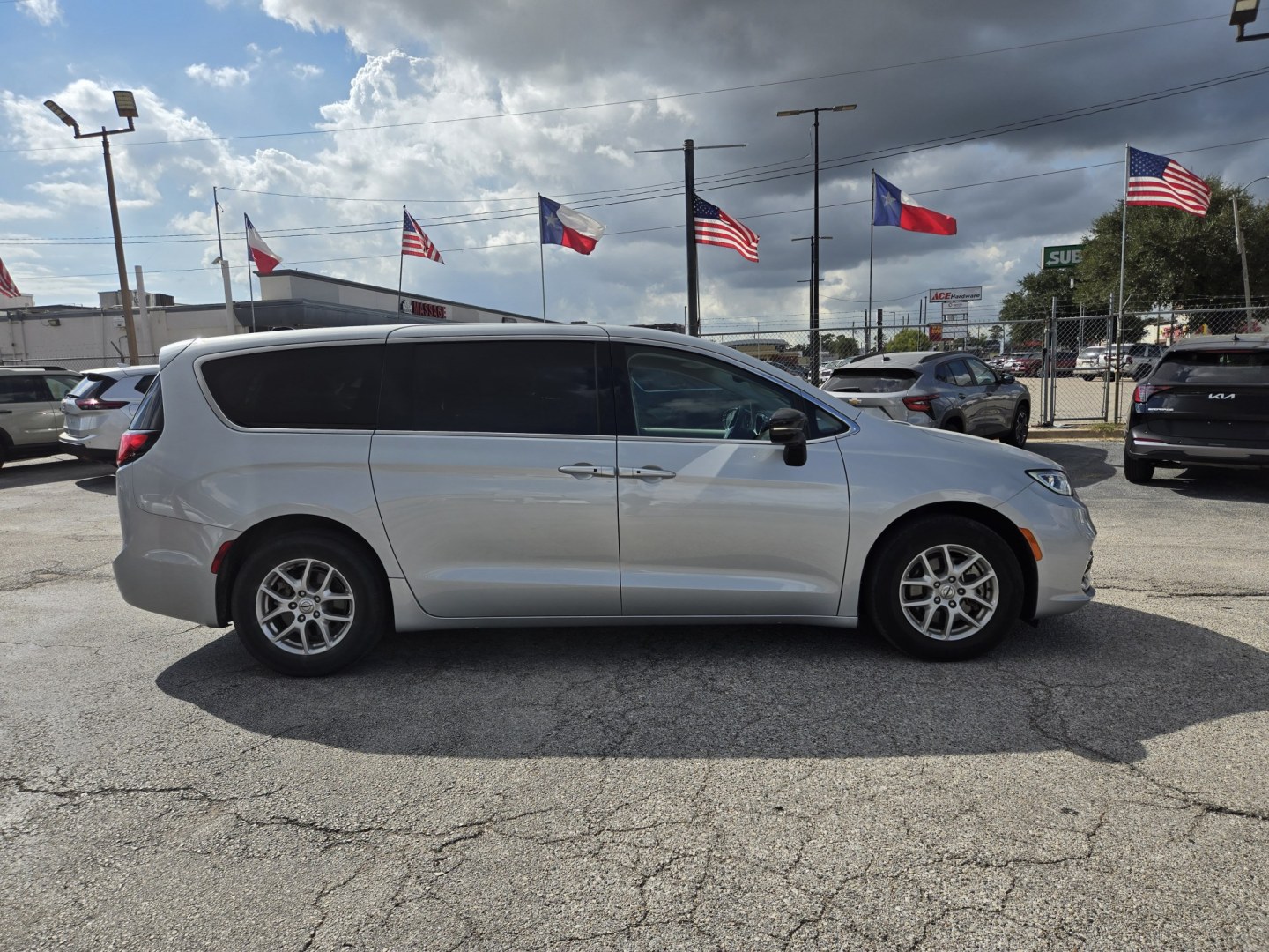 2024 Silver /Black Chrysler Pacifica Touring L (2C4RC1BG0RR) with an 3.6L V6 DOHC 24V engine, 9A transmission, located at 1842 Wirt Road, Houston, TX, 77055, (713) 973-3903, 29.805330, -95.484787- Photo#5