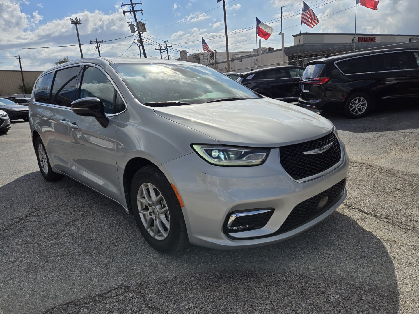 2024 Silver /Black Chrysler Pacifica Touring L (2C4RC1BG0RR) with an 3.6L V6 DOHC 24V engine, 9A transmission, located at 1842 Wirt Road, Houston, TX, 77055, (713) 973-3903, 29.805330, -95.484787- Photo#6