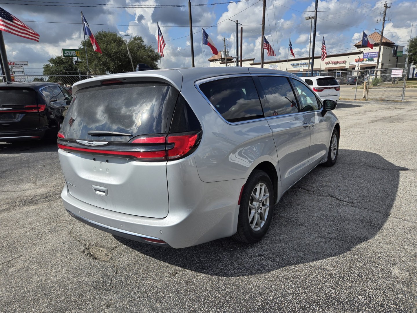 2024 Silver /Black Chrysler Pacifica Touring L (2C4RC1BG0RR) with an 3.6L V6 DOHC 24V engine, 9A transmission, located at 1842 Wirt Road, Houston, TX, 77055, (713) 973-3903, 29.805330, -95.484787- Photo#4
