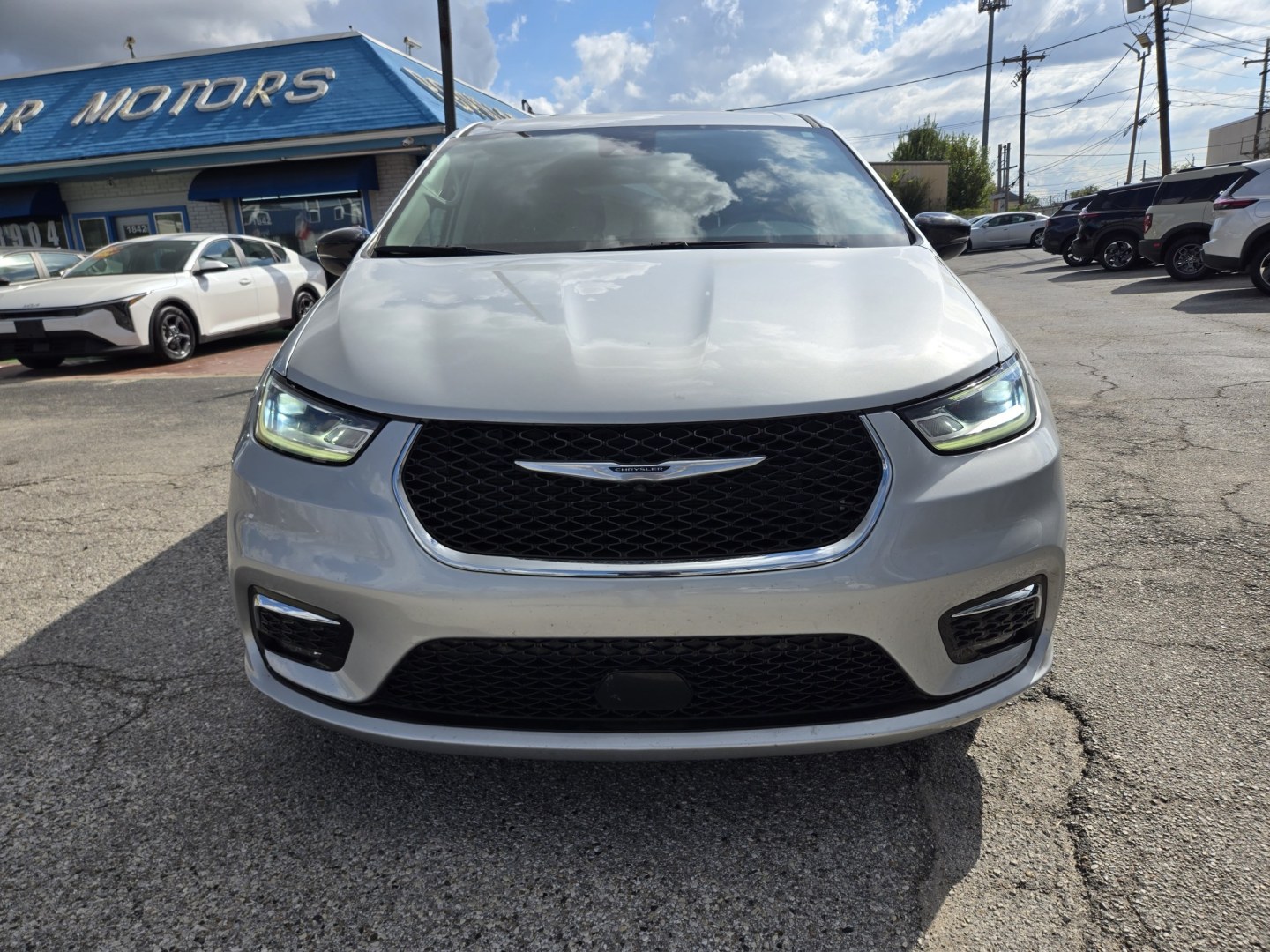2024 Silver /Black Chrysler Pacifica Touring L (2C4RC1BG0RR) with an 3.6L V6 DOHC 24V engine, 9A transmission, located at 1842 Wirt Road, Houston, TX, 77055, (713) 973-3903, 29.805330, -95.484787- Photo#7