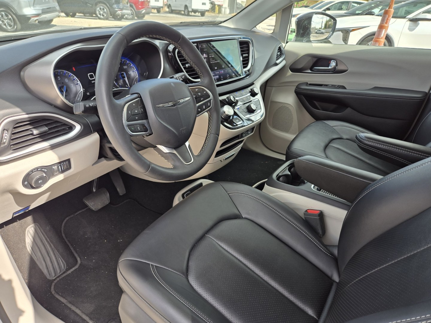 2024 Silver /Black Chrysler Pacifica Touring L (2C4RC1BG0RR) with an 3.6L V6 DOHC 24V engine, 9A transmission, located at 1842 Wirt Road, Houston, TX, 77055, (713) 973-3903, 29.805330, -95.484787- Photo#8