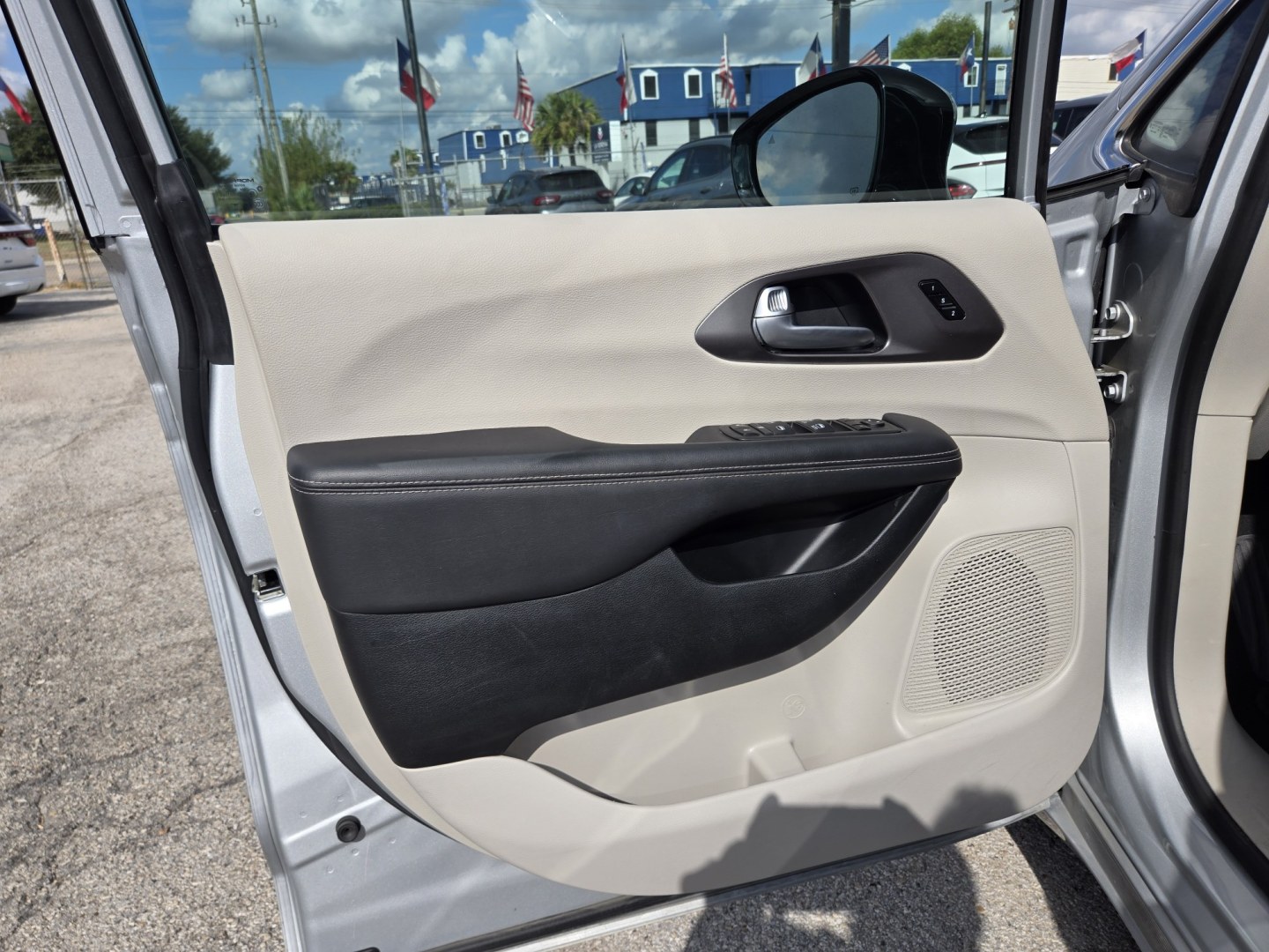 2024 Silver /Black Chrysler Pacifica Touring L (2C4RC1BG0RR) with an 3.6L V6 DOHC 24V engine, 9A transmission, located at 1842 Wirt Road, Houston, TX, 77055, (713) 973-3903, 29.805330, -95.484787- Photo#9
