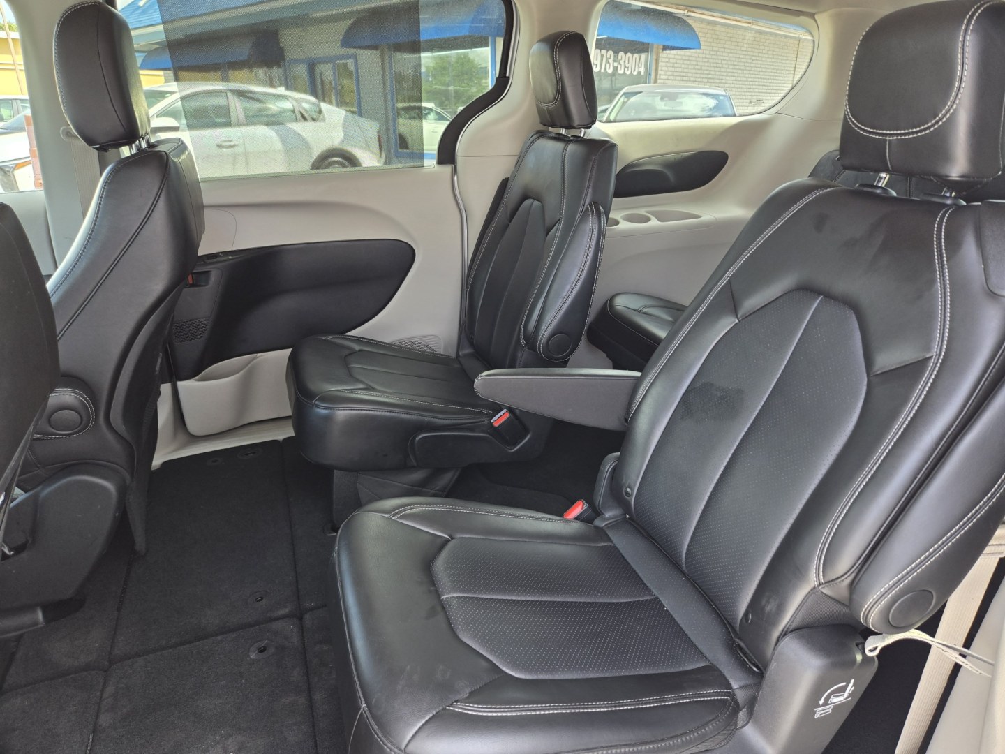 2024 Silver /Black Chrysler Pacifica Touring L (2C4RC1BG0RR) with an 3.6L V6 DOHC 24V engine, 9A transmission, located at 1842 Wirt Road, Houston, TX, 77055, (713) 973-3903, 29.805330, -95.484787- Photo#10