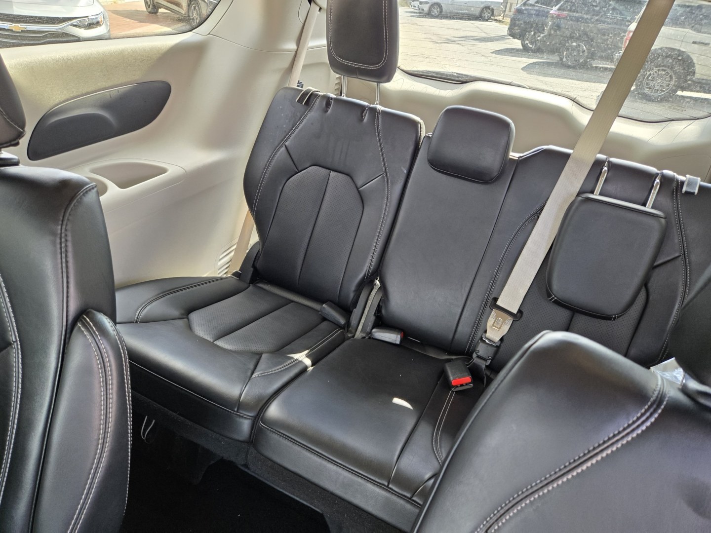 2024 Silver /Black Chrysler Pacifica Touring L (2C4RC1BG0RR) with an 3.6L V6 DOHC 24V engine, 9A transmission, located at 1842 Wirt Road, Houston, TX, 77055, (713) 973-3903, 29.805330, -95.484787- Photo#11