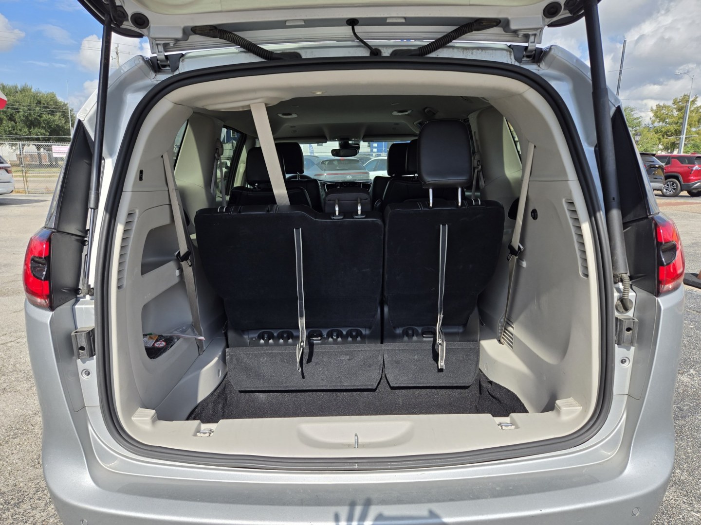 2024 Silver /Black Chrysler Pacifica Touring L (2C4RC1BG0RR) with an 3.6L V6 DOHC 24V engine, 9A transmission, located at 1842 Wirt Road, Houston, TX, 77055, (713) 973-3903, 29.805330, -95.484787- Photo#12