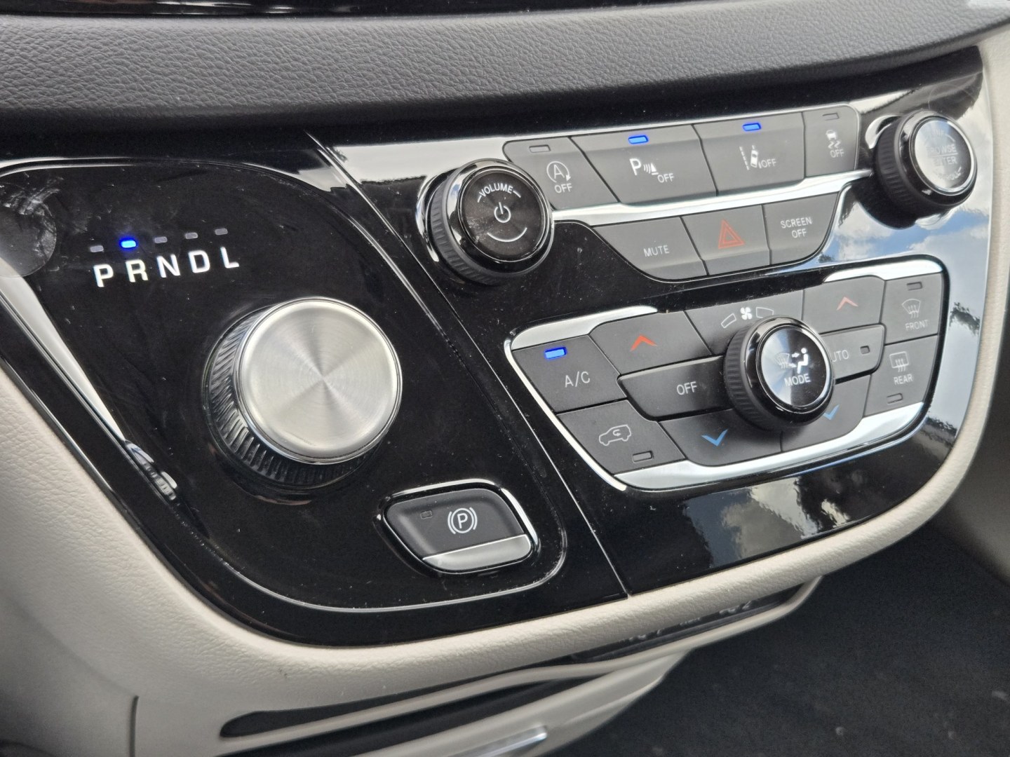 2024 Silver /Black Chrysler Pacifica Touring L (2C4RC1BG0RR) with an 3.6L V6 DOHC 24V engine, 9A transmission, located at 1842 Wirt Road, Houston, TX, 77055, (713) 973-3903, 29.805330, -95.484787- Photo#18