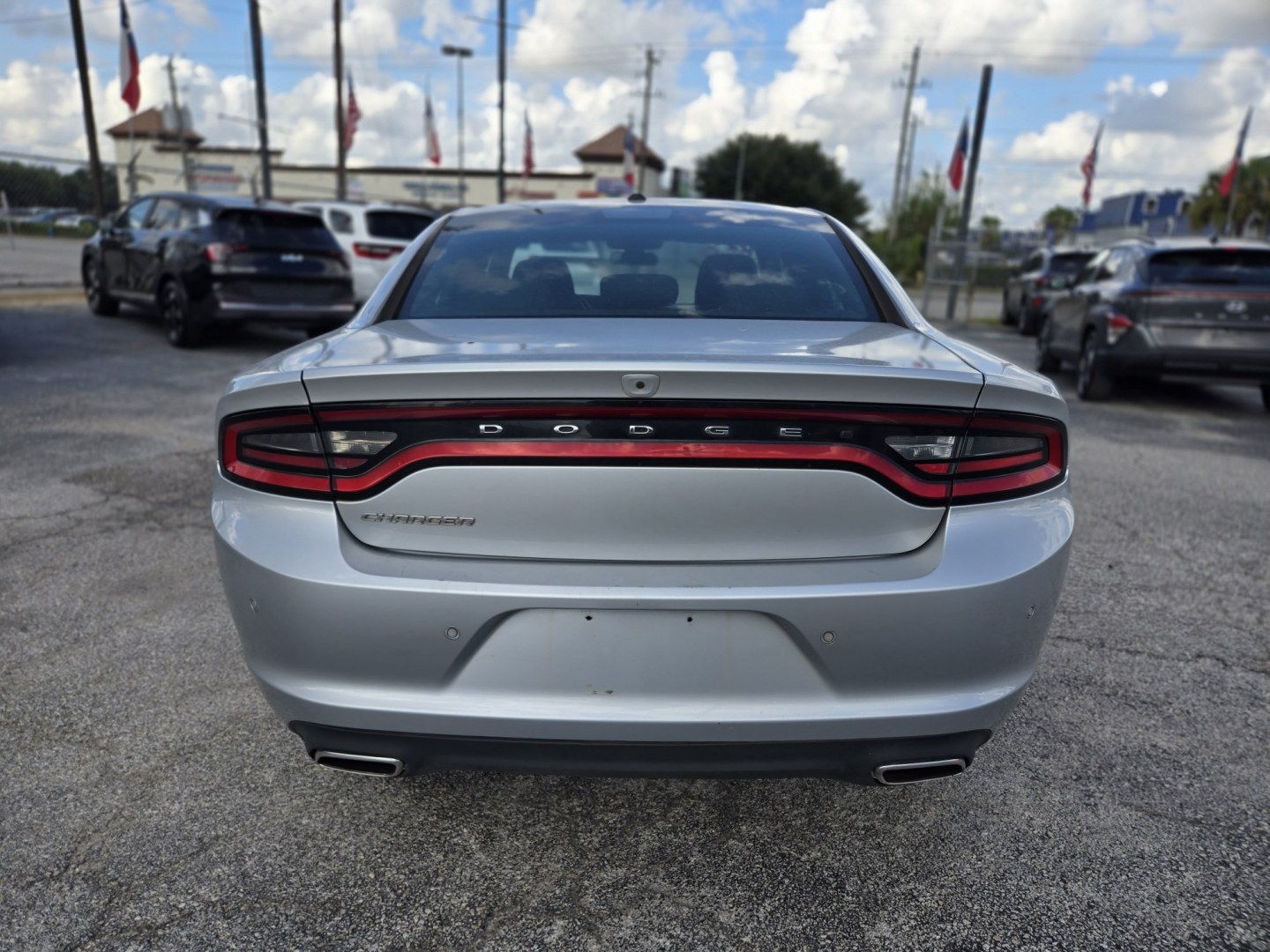2022 Silver /Black Dodge Charger SXT (2C3CDXBG5NH) with an 3.6L V6 DOHC 24V engine, 8A transmission, located at 1842 Wirt Road, Houston, TX, 77055, (713) 973-3903, 29.805330, -95.484787- Photo#3