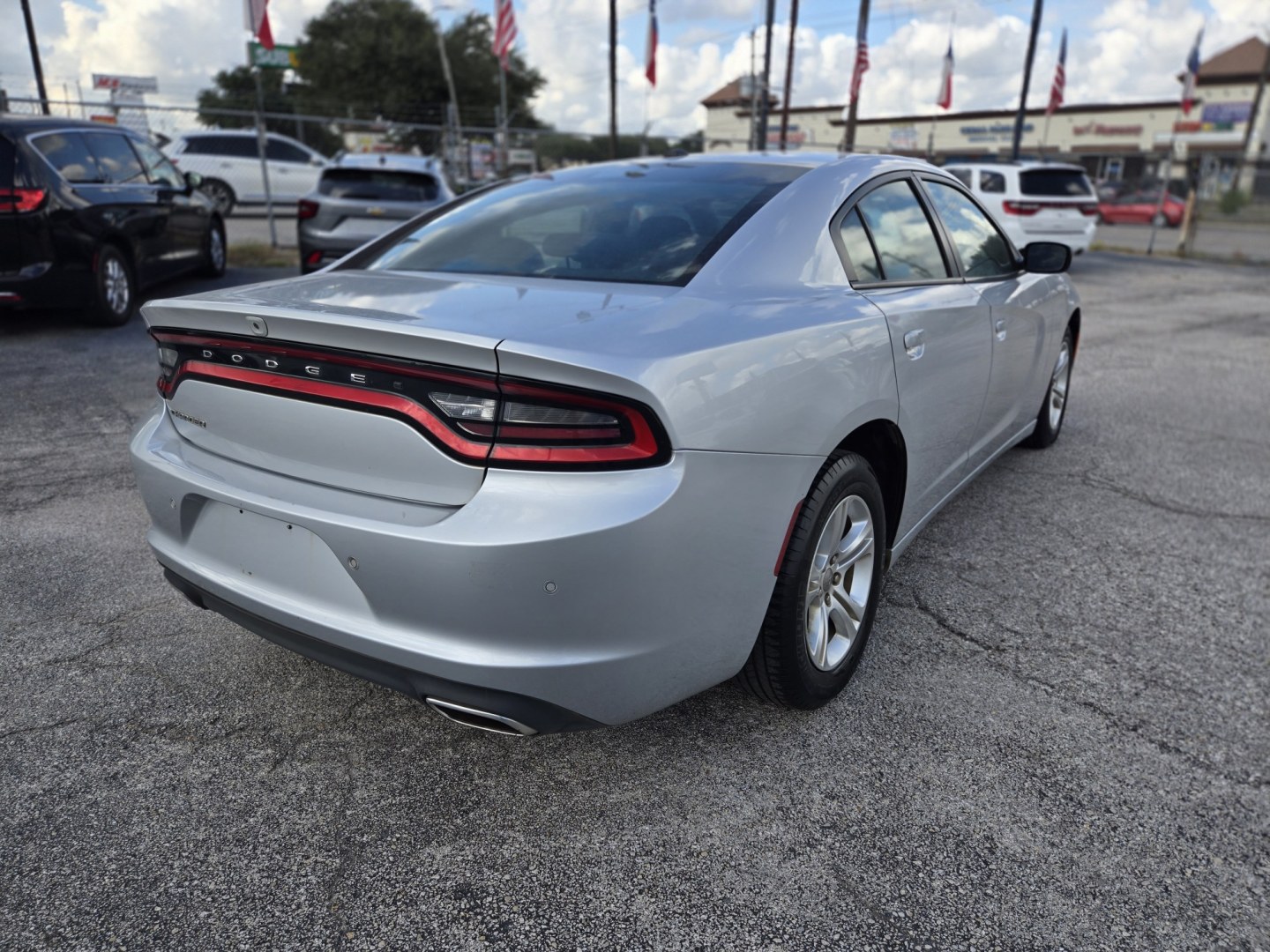 2022 Silver /Black Dodge Charger SXT (2C3CDXBG5NH) with an 3.6L V6 DOHC 24V engine, 8A transmission, located at 1842 Wirt Road, Houston, TX, 77055, (713) 973-3903, 29.805330, -95.484787- Photo#4