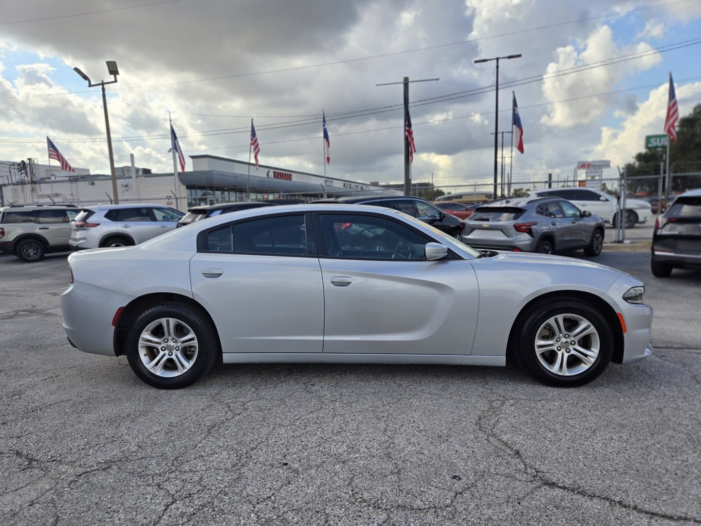 2022 Silver /Black Dodge Charger SXT (2C3CDXBG5NH) with an 3.6L V6 DOHC 24V engine, 8A transmission, located at 1842 Wirt Road, Houston, TX, 77055, (713) 973-3903, 29.805330, -95.484787- Photo#5