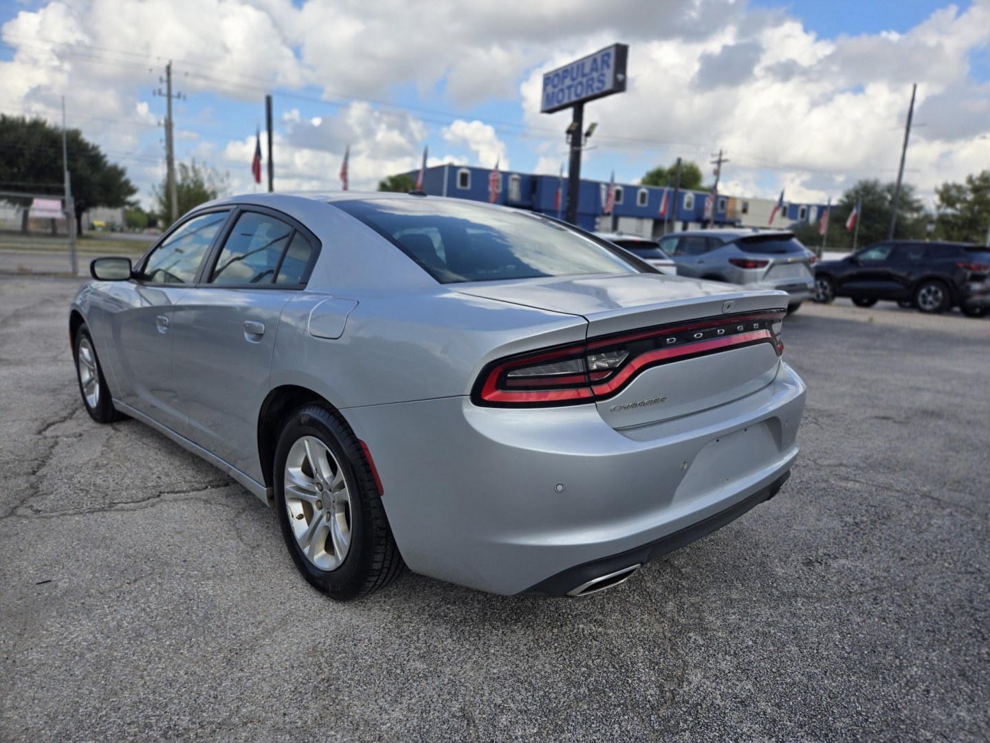 2022 Silver /Black Dodge Charger SXT (2C3CDXBG5NH) with an 3.6L V6 DOHC 24V engine, 8A transmission, located at 1842 Wirt Road, Houston, TX, 77055, (713) 973-3903, 29.805330, -95.484787- Photo#2