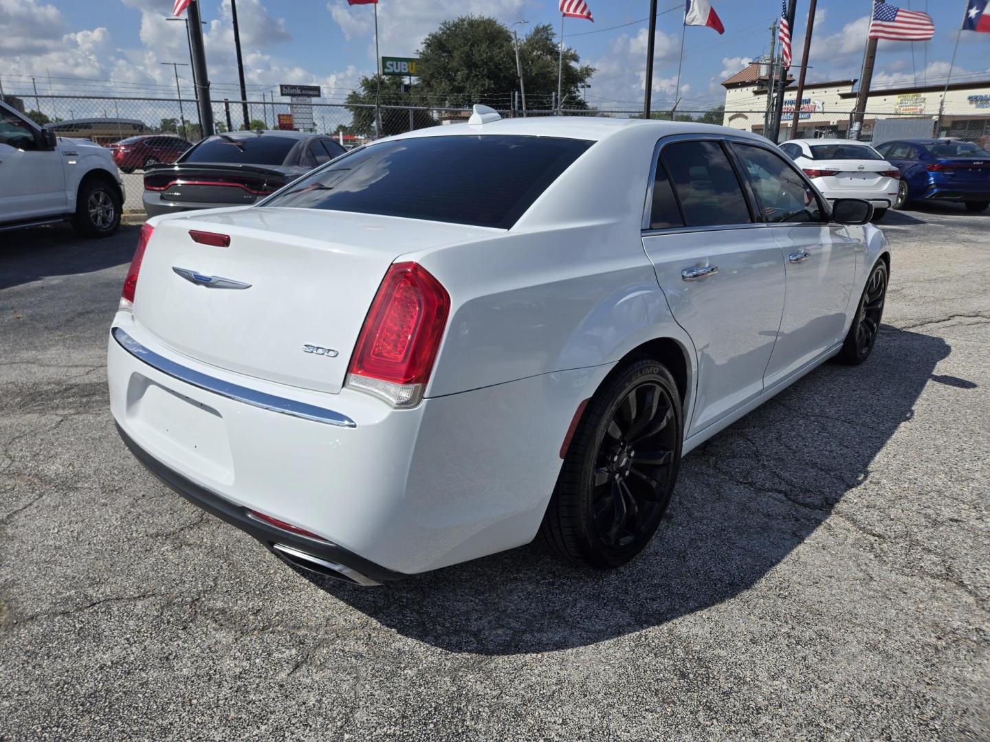 2019 White /Black Chrysler 300 Limited RWD (2C3CCAEG3KH) with an 3.6L V6 SOHC 24V engine, 8A transmission, located at 1842 Wirt Road, Houston, TX, 77055, (713) 973-3903, 29.805330, -95.484787 - Photo#4