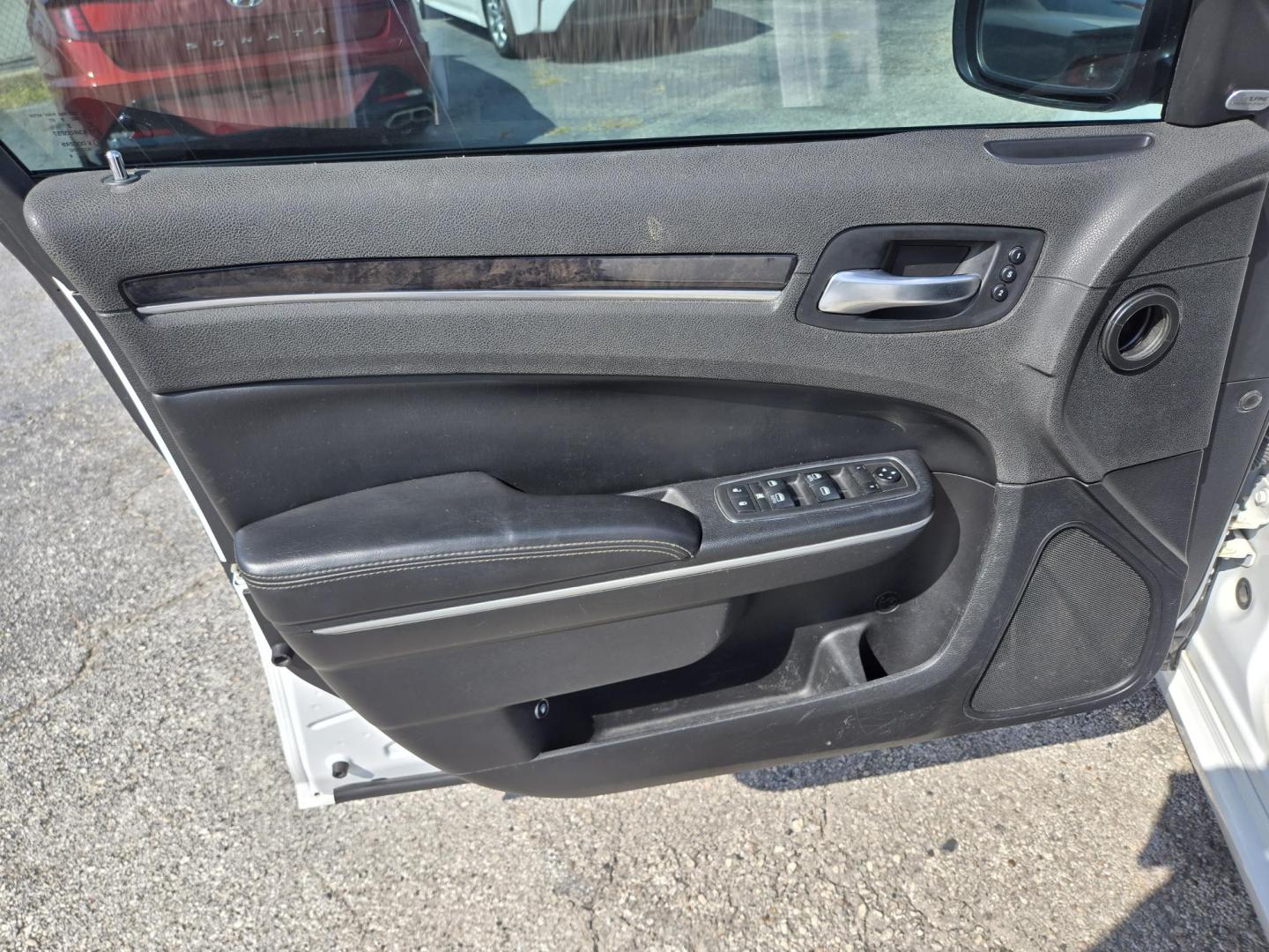2019 White /Black Chrysler 300 Limited RWD (2C3CCAEG3KH) with an 3.6L V6 SOHC 24V engine, 8A transmission, located at 1842 Wirt Road, Houston, TX, 77055, (713) 973-3903, 29.805330, -95.484787 - Photo#9