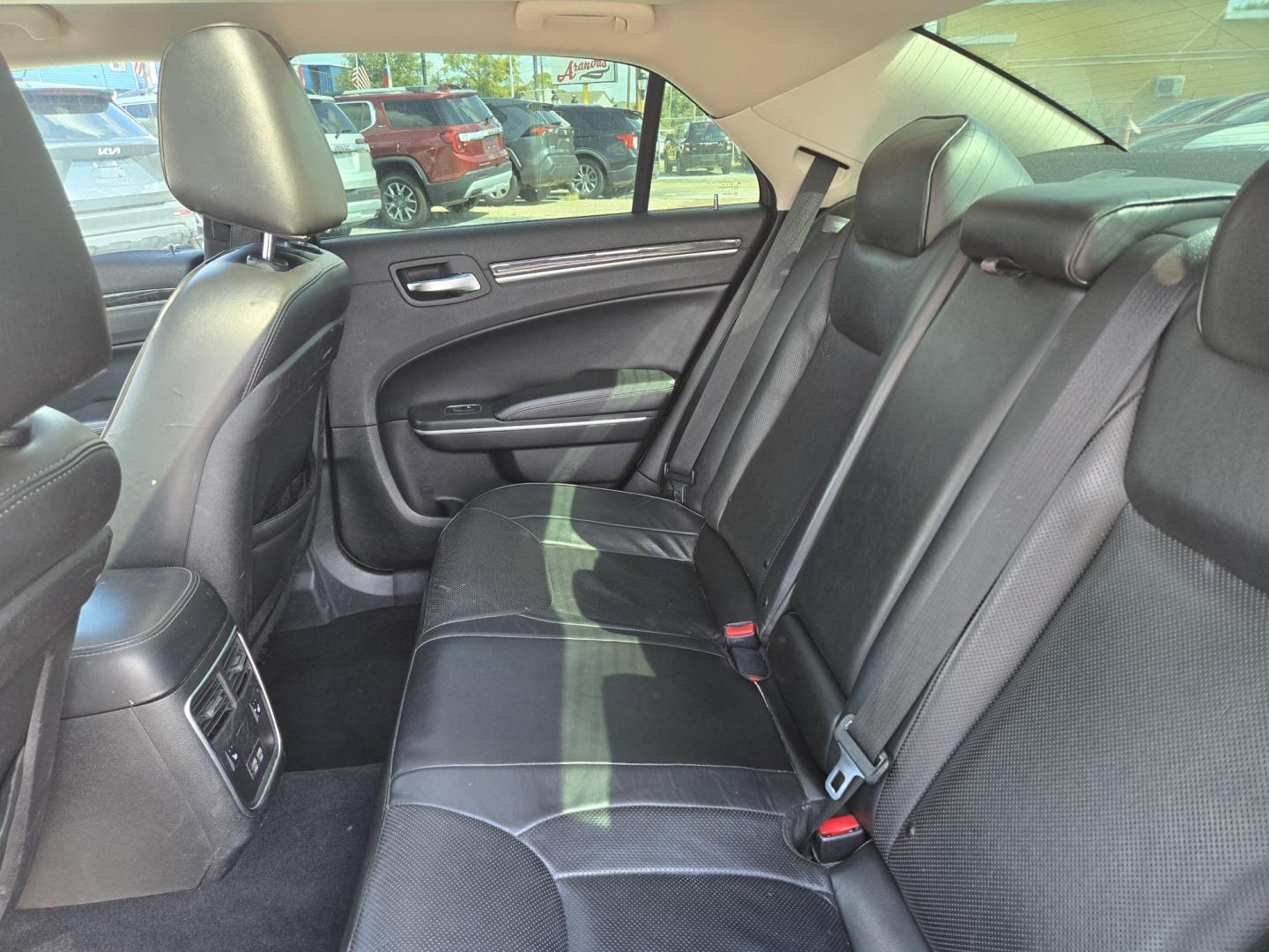 2019 White /Black Chrysler 300 Limited RWD (2C3CCAEG3KH) with an 3.6L V6 SOHC 24V engine, 8A transmission, located at 1842 Wirt Road, Houston, TX, 77055, (713) 973-3903, 29.805330, -95.484787 - Photo#10